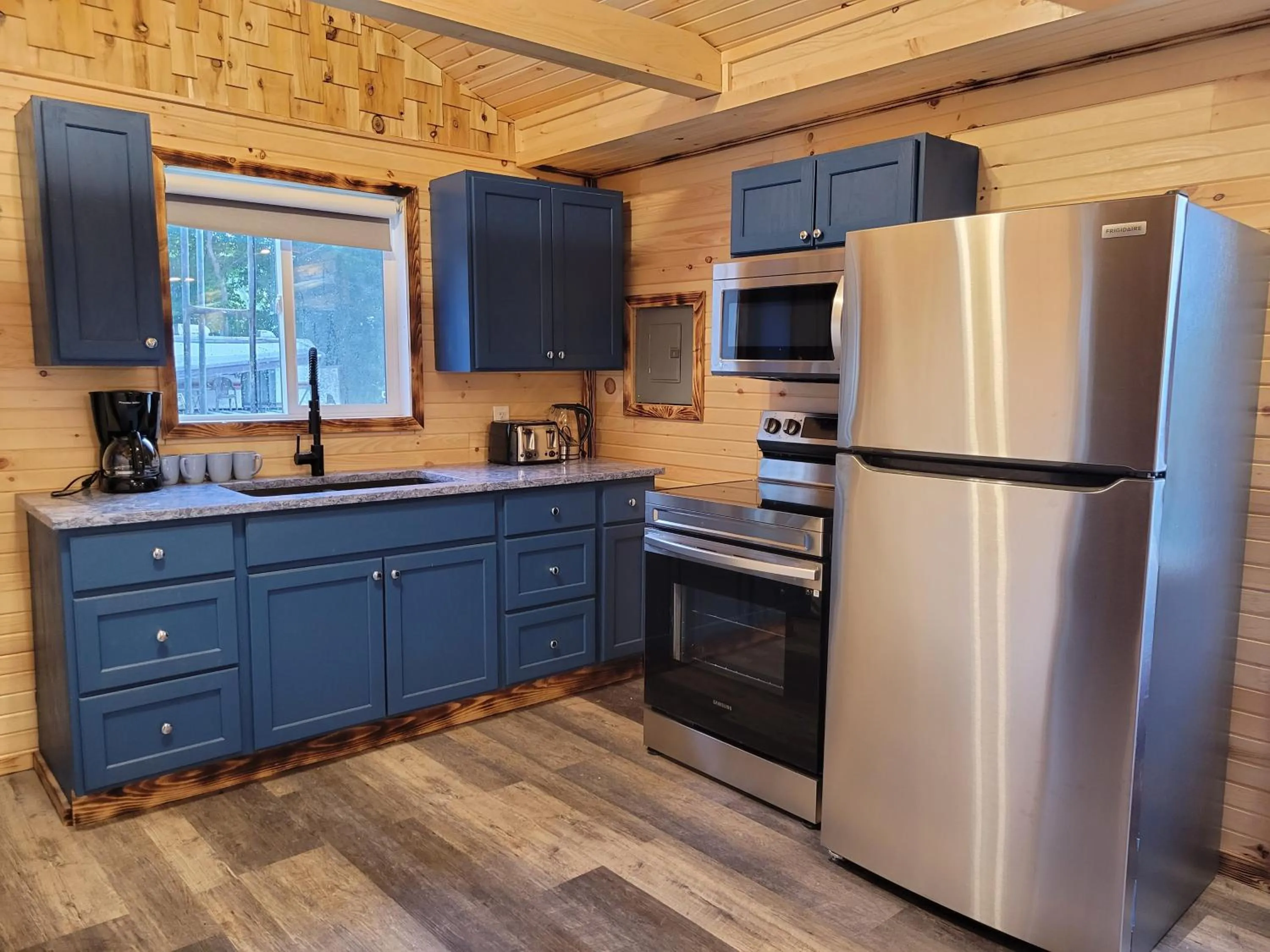 Kitchen or kitchenette in Stoneburg Cove Cottages