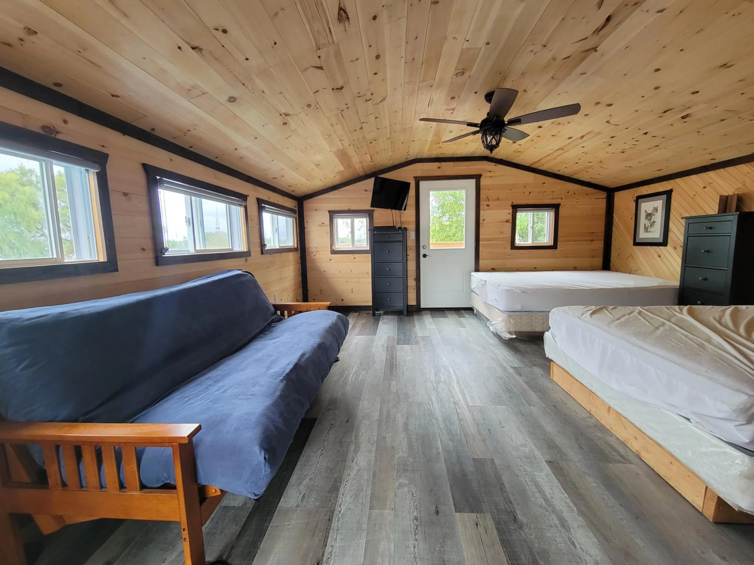 TV and multimedia, Bed in Stoneburg Cove Cottages