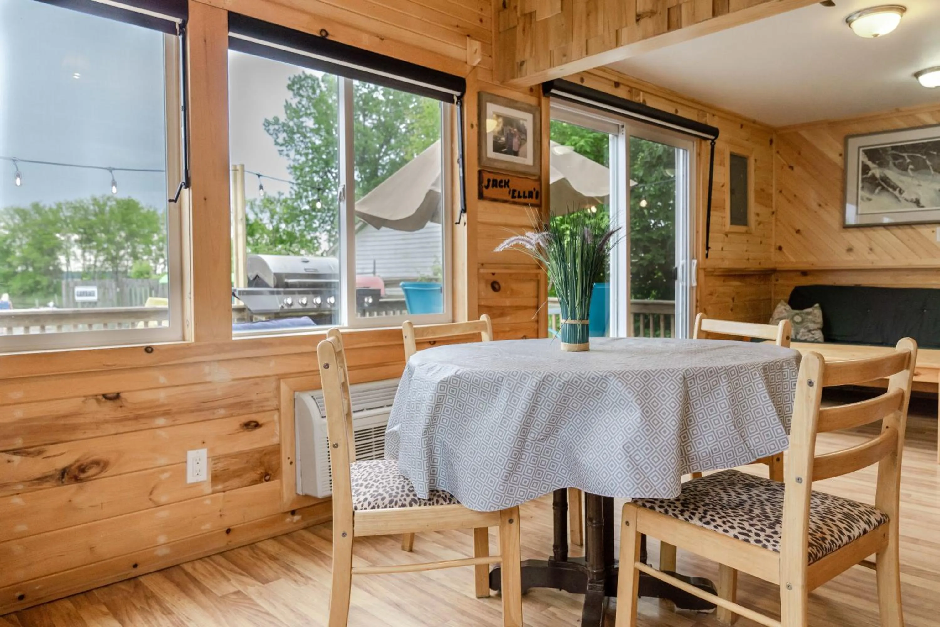 Dining area in Stoneburg Cove Cottages