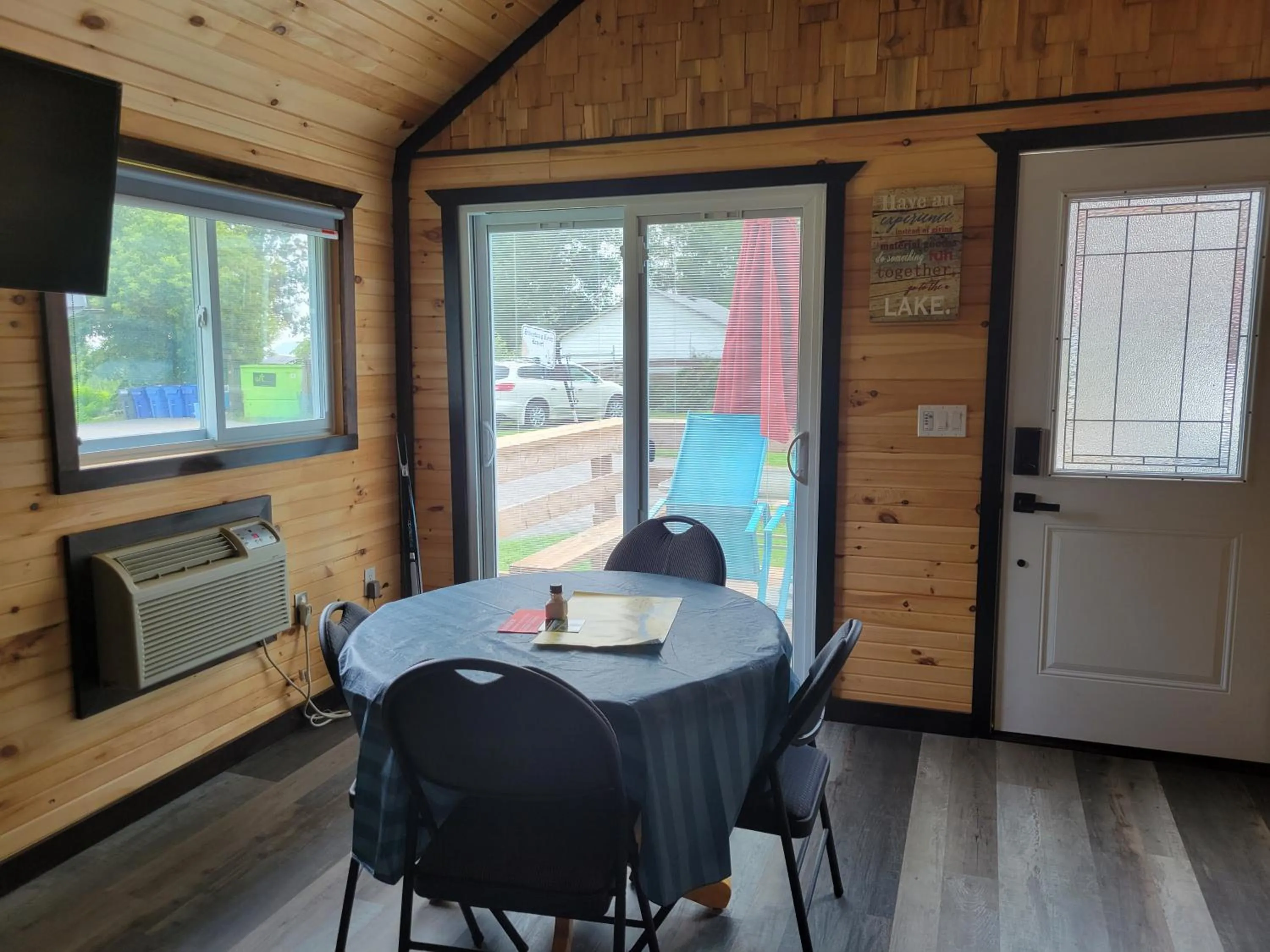 Dining area in Stoneburg Cove Cottages
