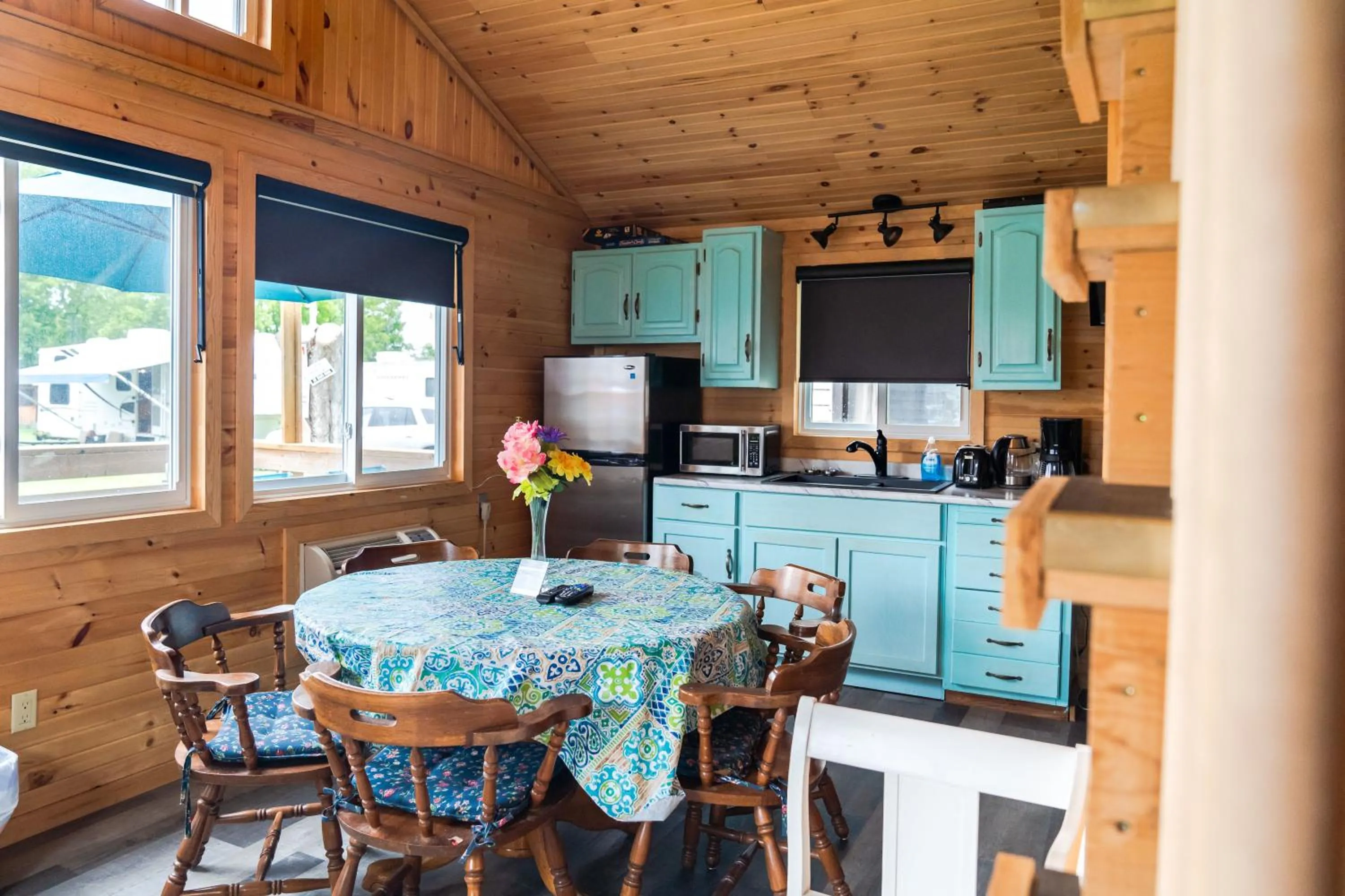 Dining area in Stoneburg Cove Cottages
