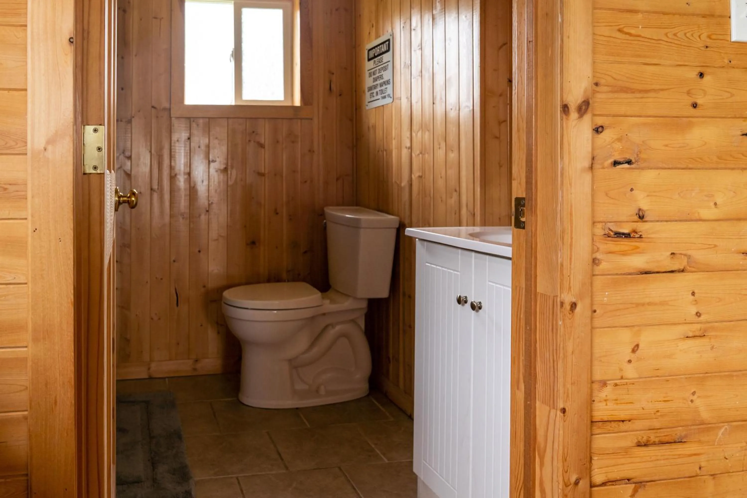 Bathroom in Stoneburg Cove Cottages