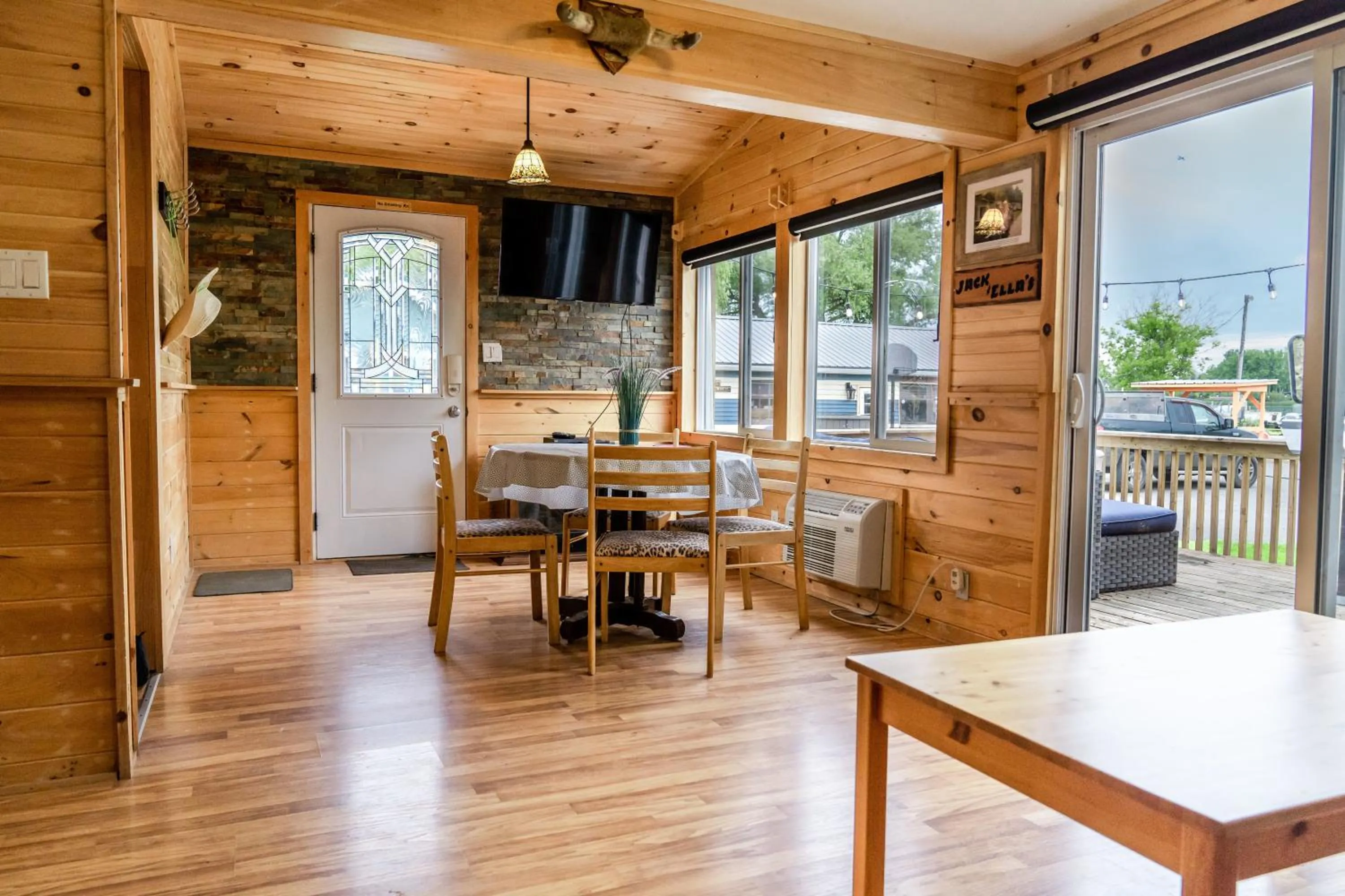 Dining area in Stoneburg Cove Cottages