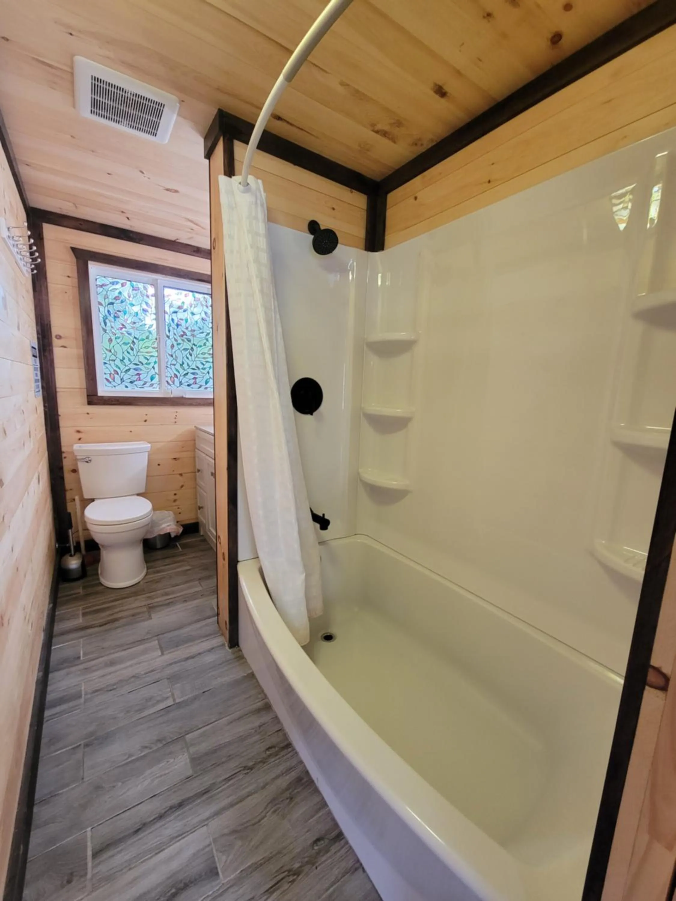 Bathroom in Stoneburg Cove Cottages