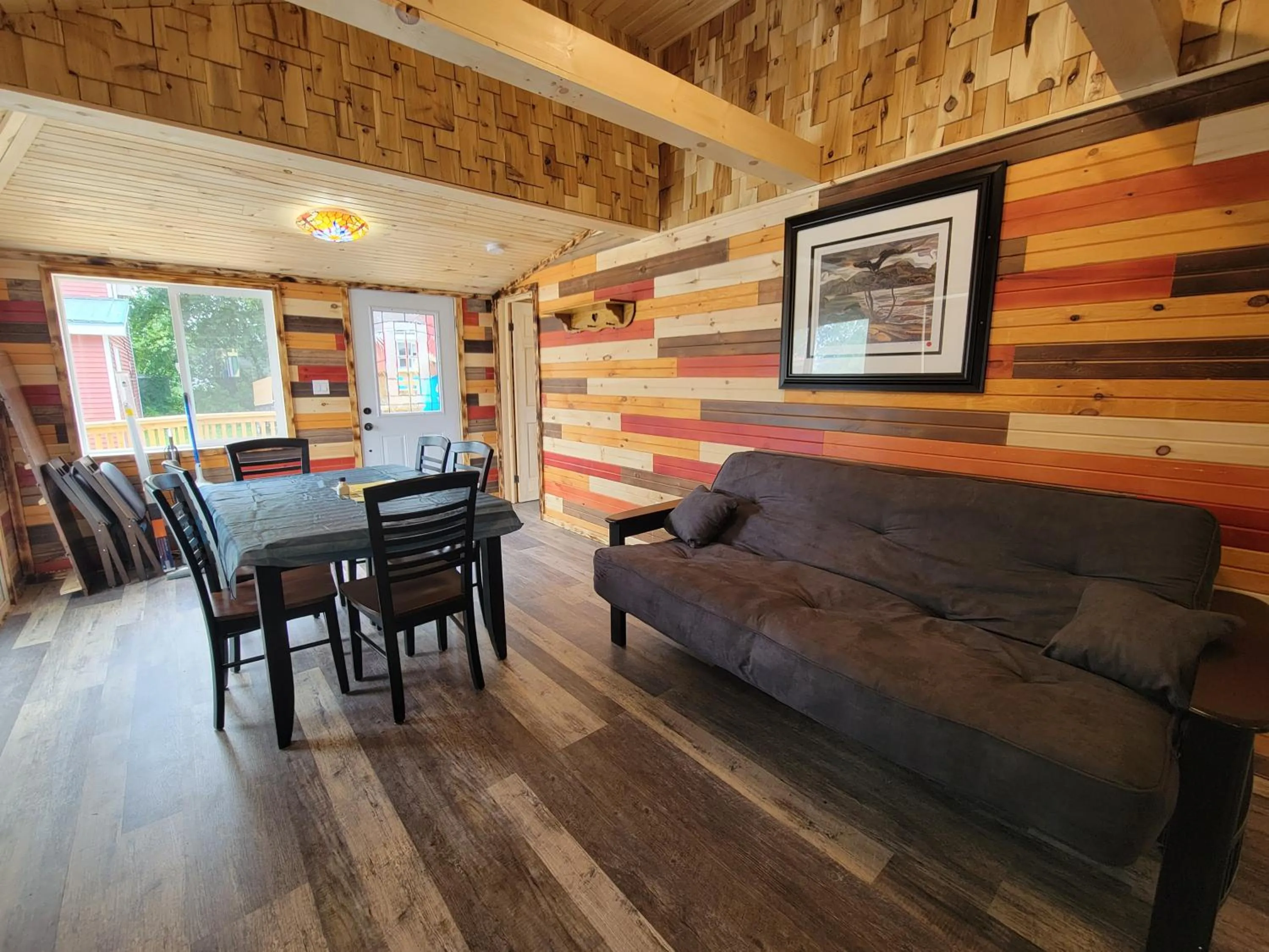 Seating area in Stoneburg Cove Cottages