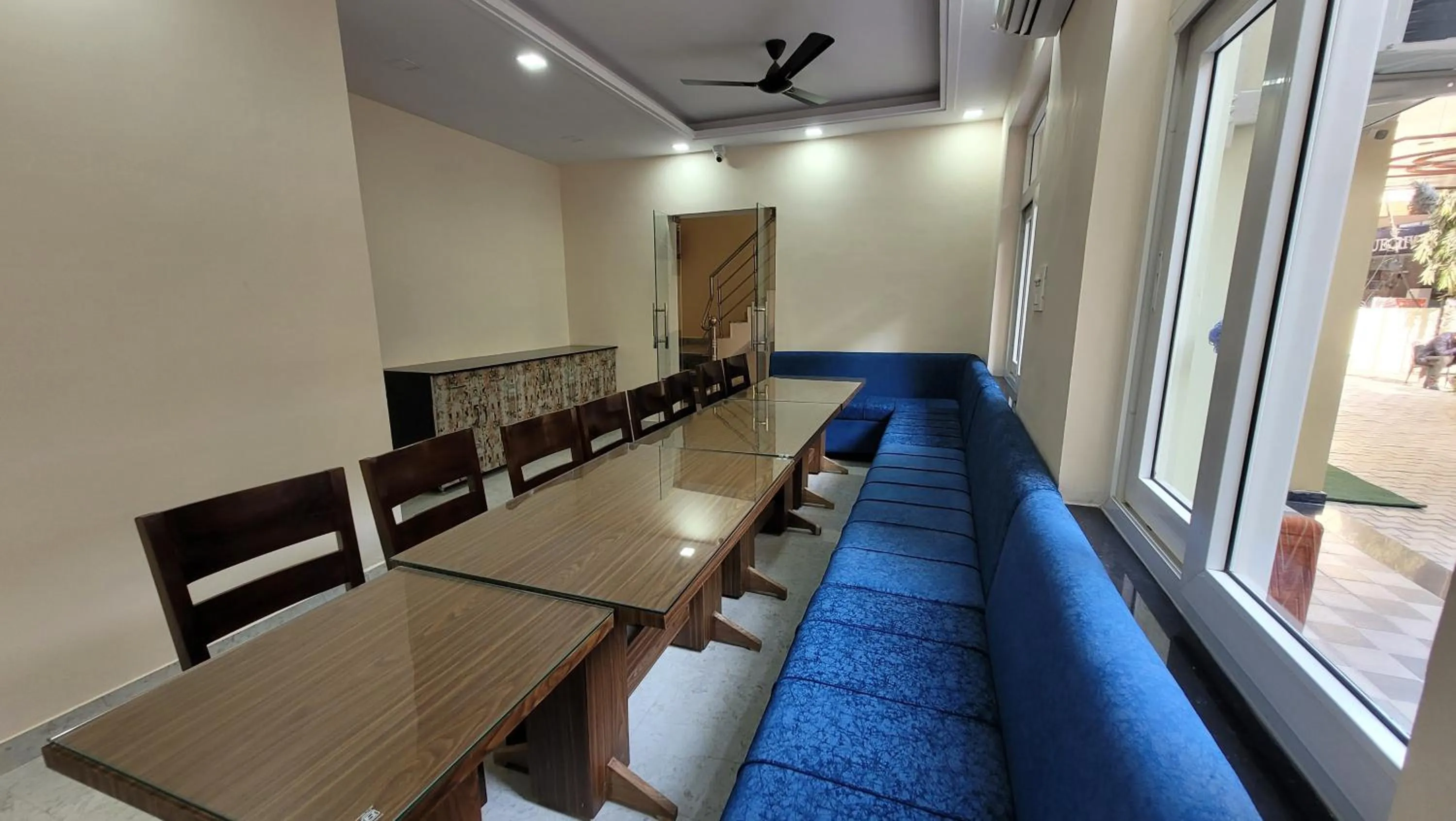 Restaurant/places to eat in Hotel Keshav Nandan By The Shivaay