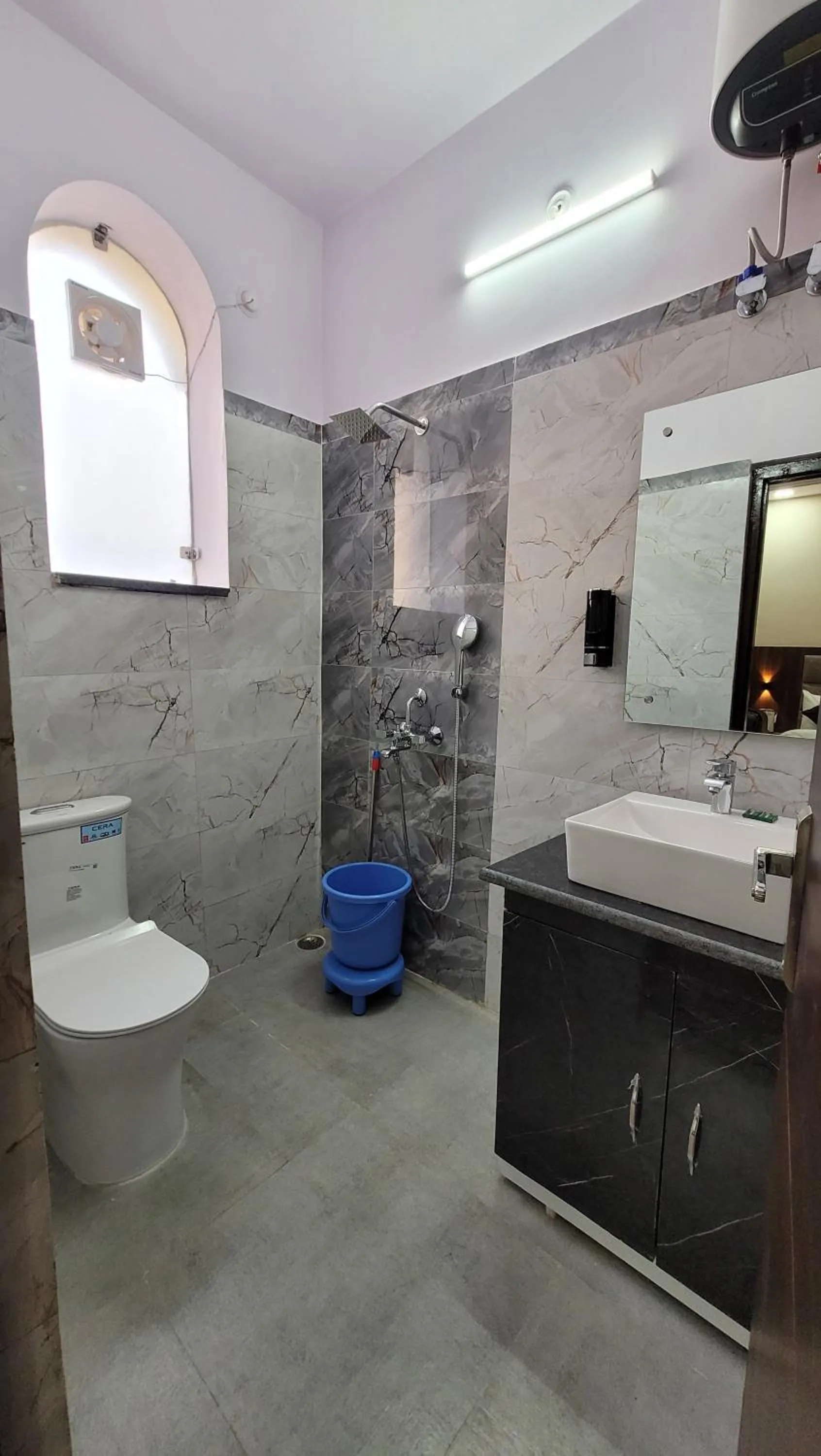 Toilet in Hotel Keshav Nandan By The Shivaay