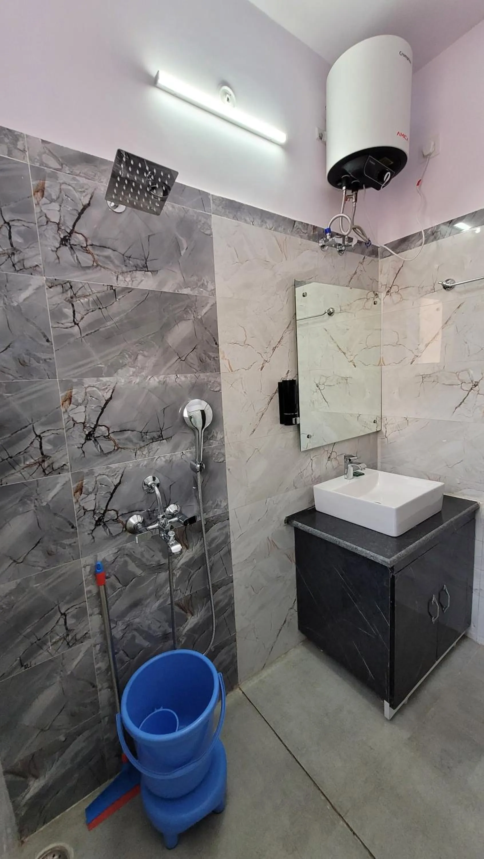 Shower in Hotel Keshav Nandan By The Shivaay