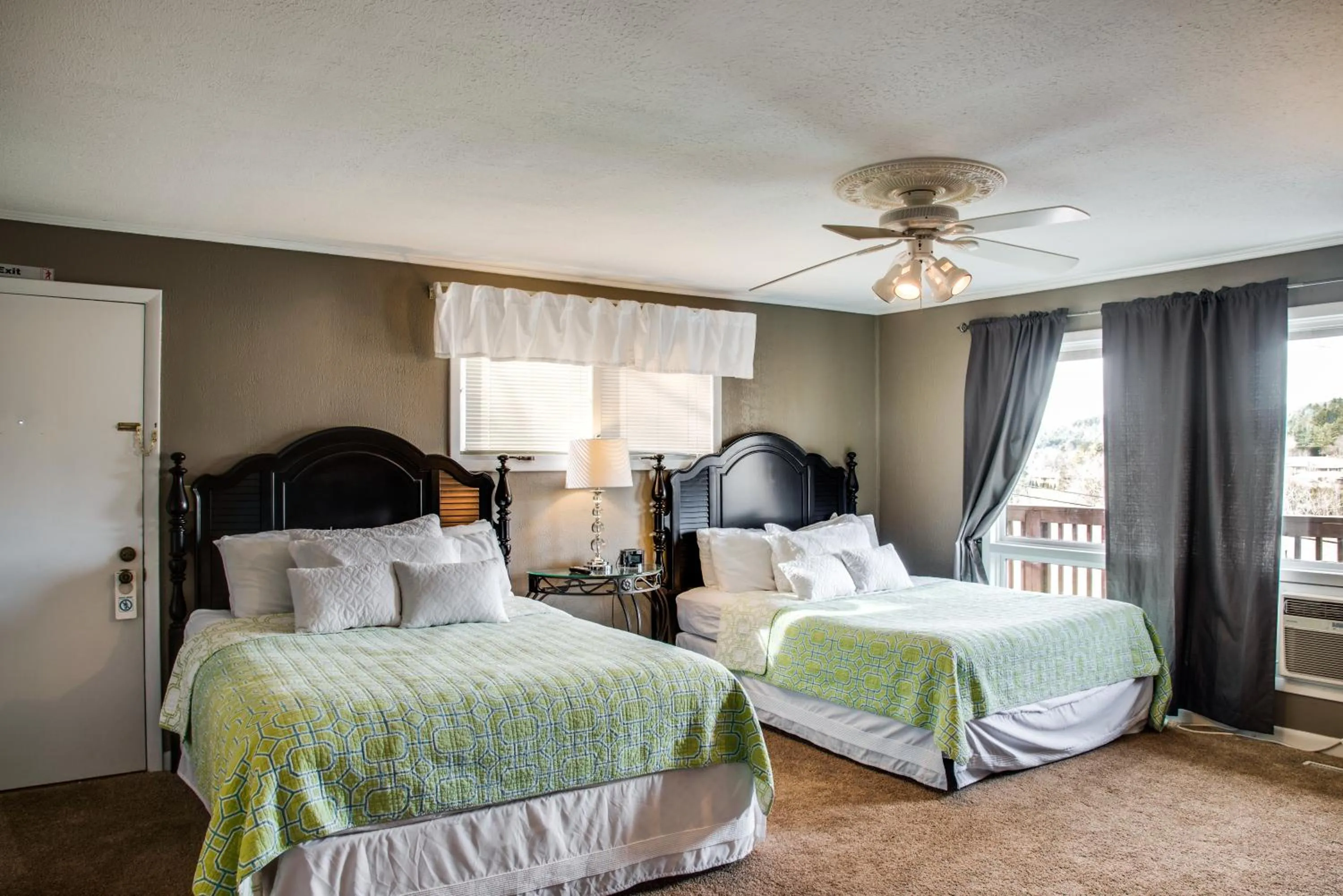 Bathroom, Bed in Cliff Dwellers Inn