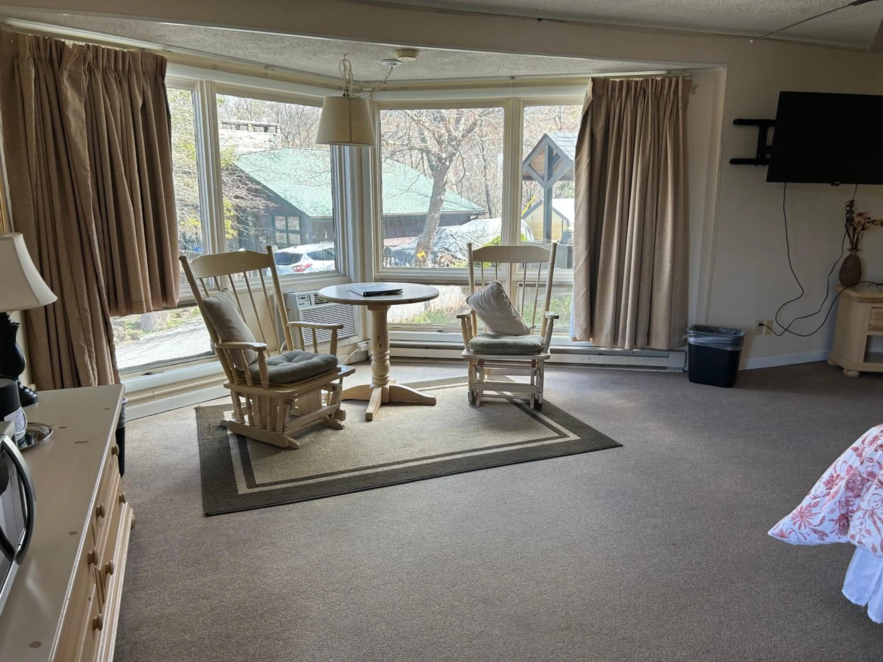 Seating area in Cliff Dwellers Inn