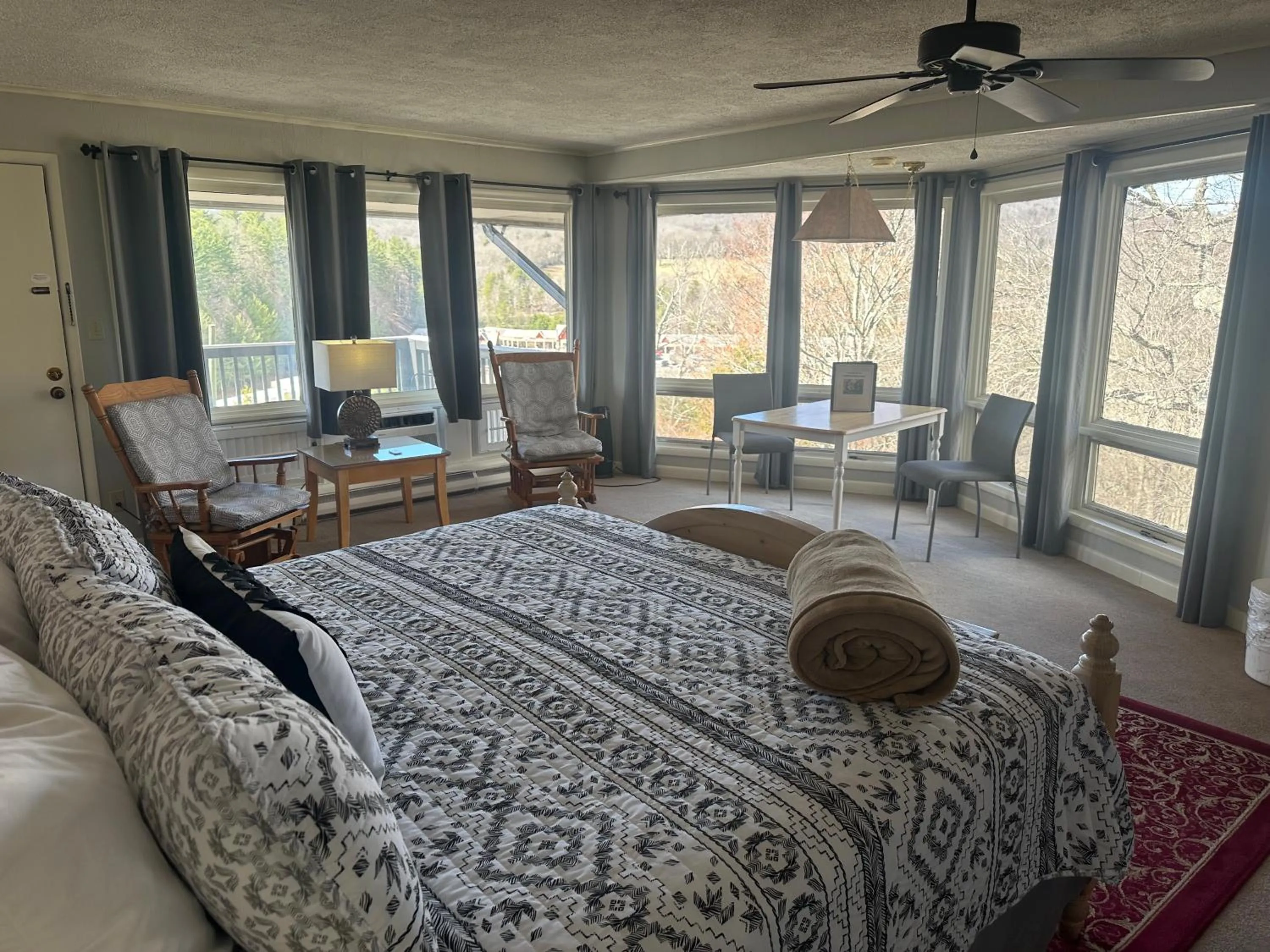 Photo of the whole room, Bed in Cliff Dwellers Inn