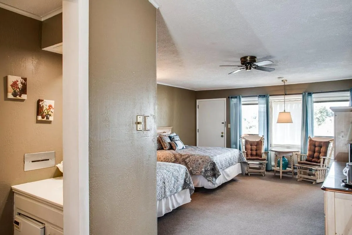 Photo of the whole room, Bed in Cliff Dwellers Inn