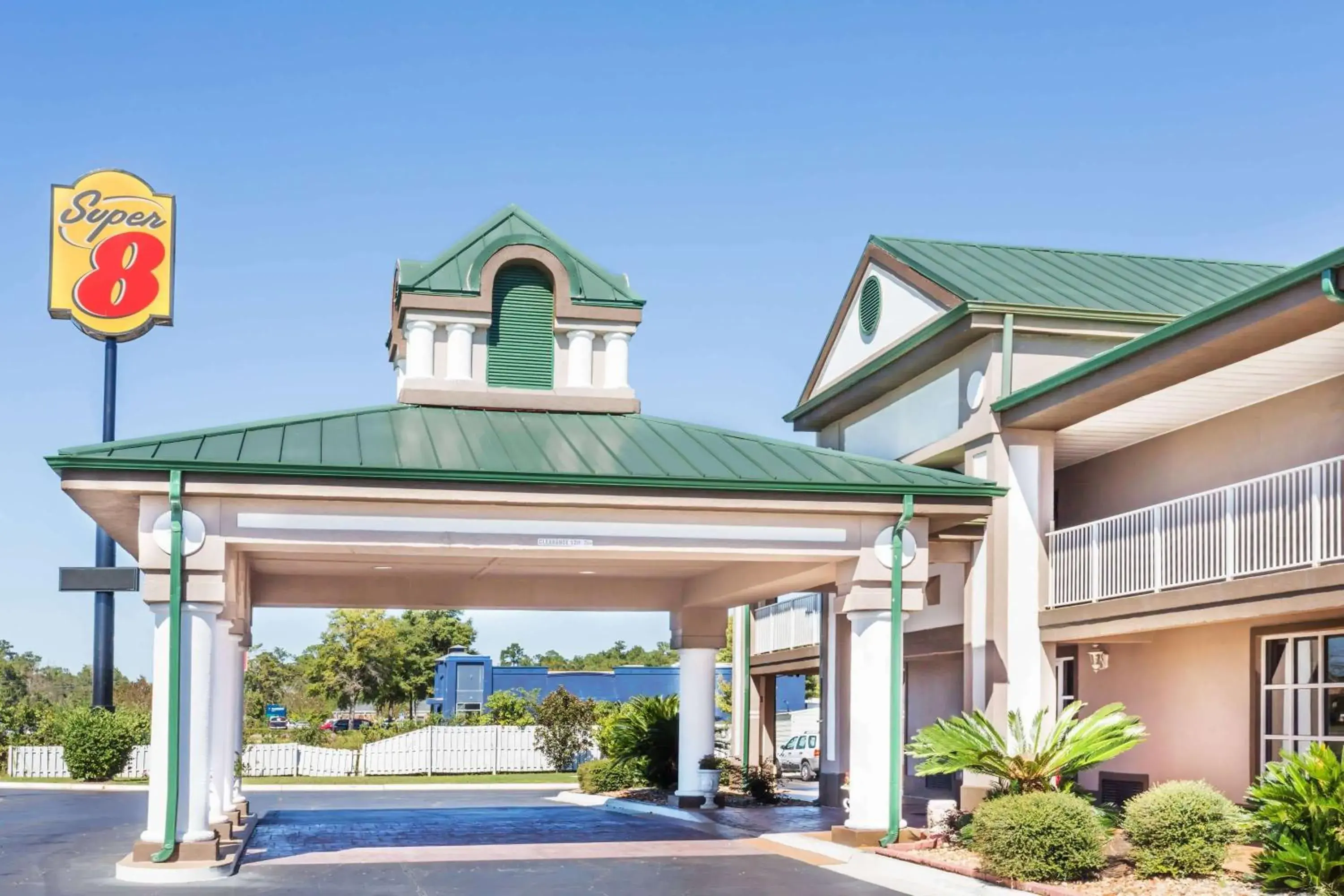 Property building in Super 8 by Wyndham Marianna I-10 Property building in Super 8 by Wyndham Marianna I-10