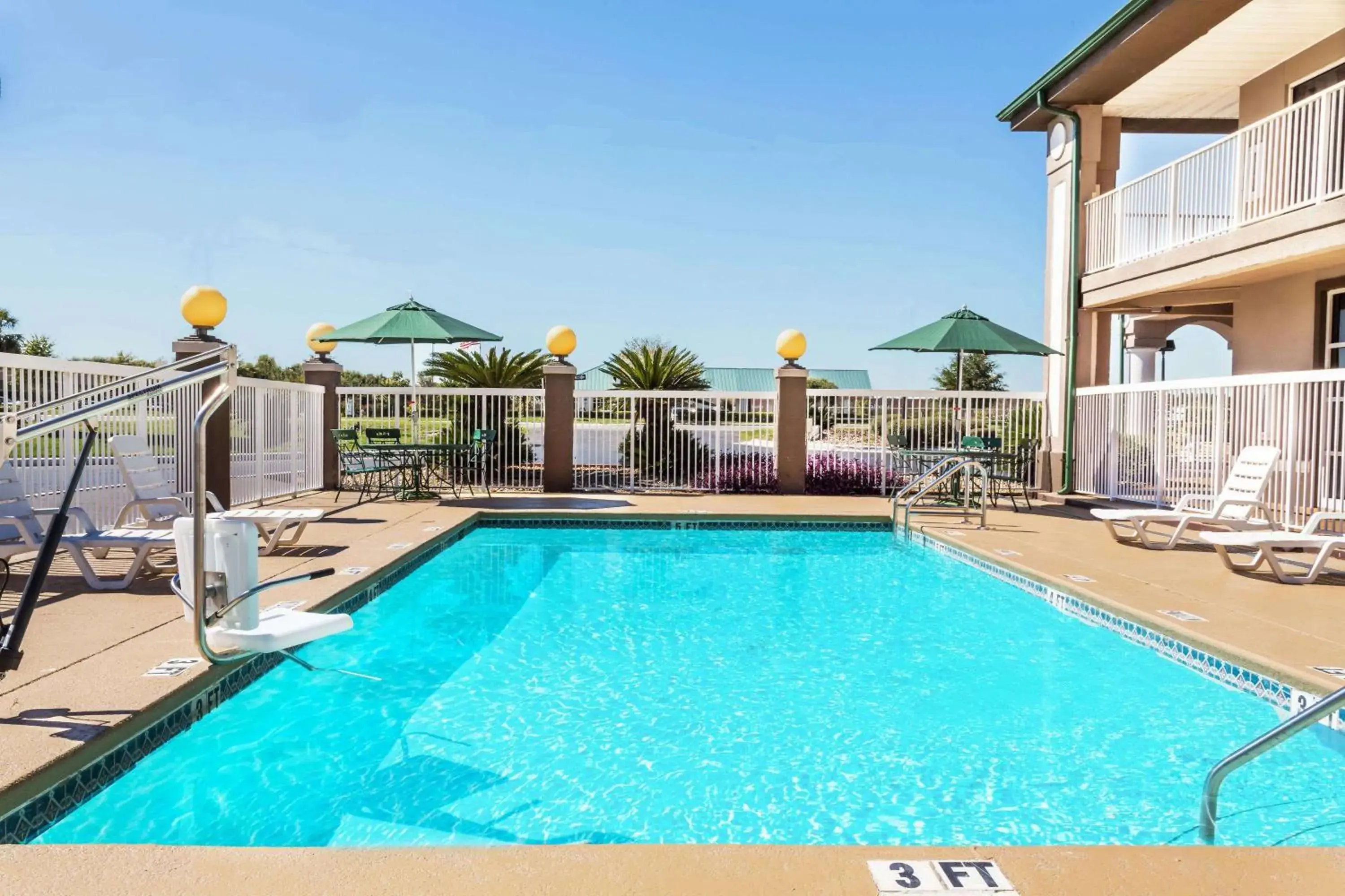 Pool view in Super 8 by Wyndham Marianna I-10 Pool view in Super 8 by Wyndham Marianna I-10