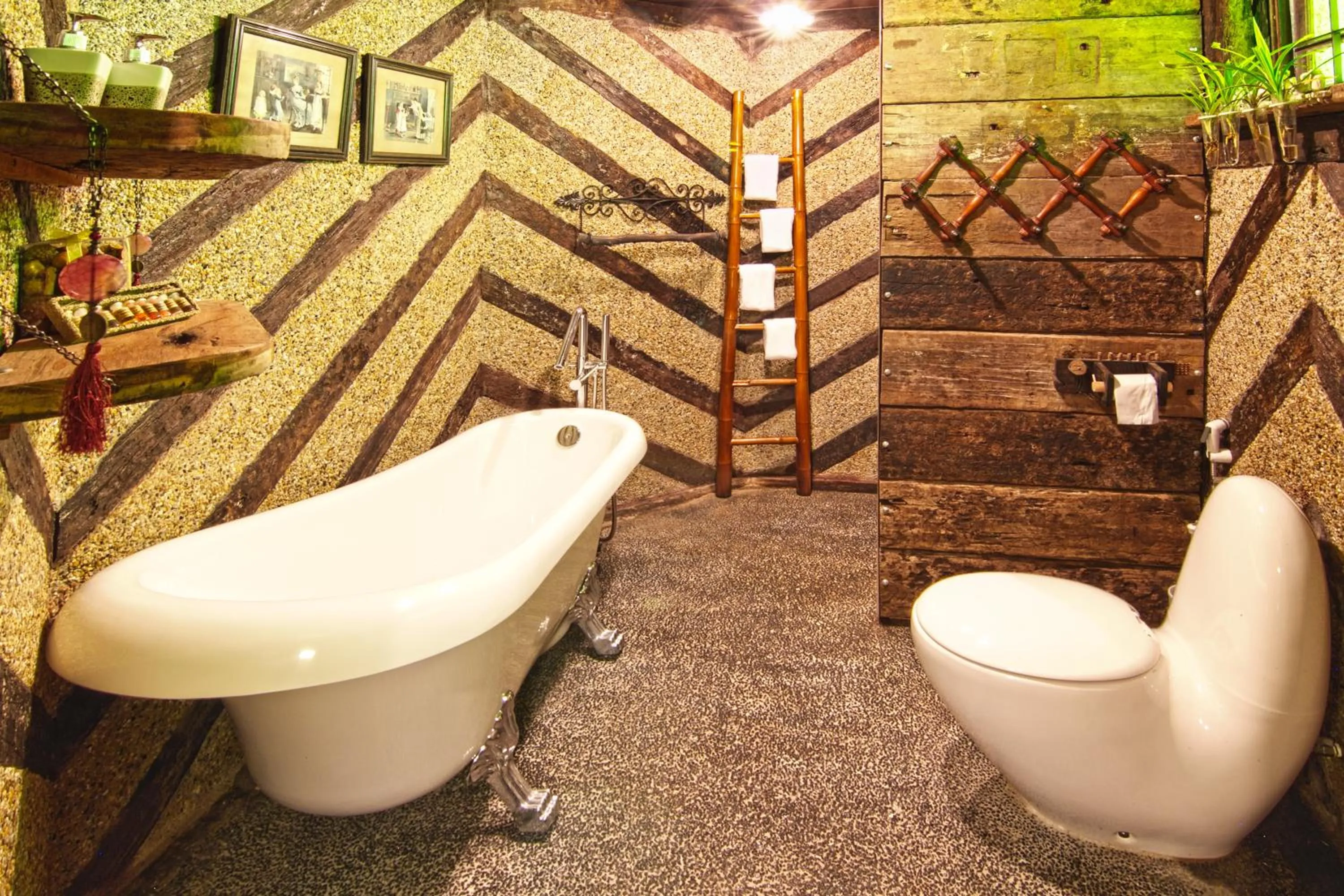 Toilet in Fig Tree Hills Resort (花果山度假村)