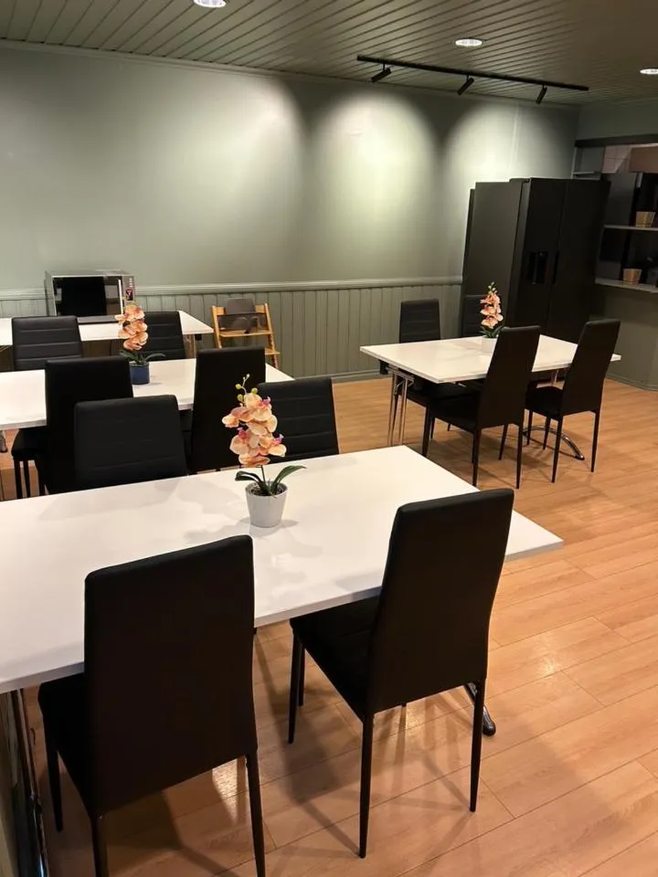 Communal kitchen in True Vesterålen Hotel