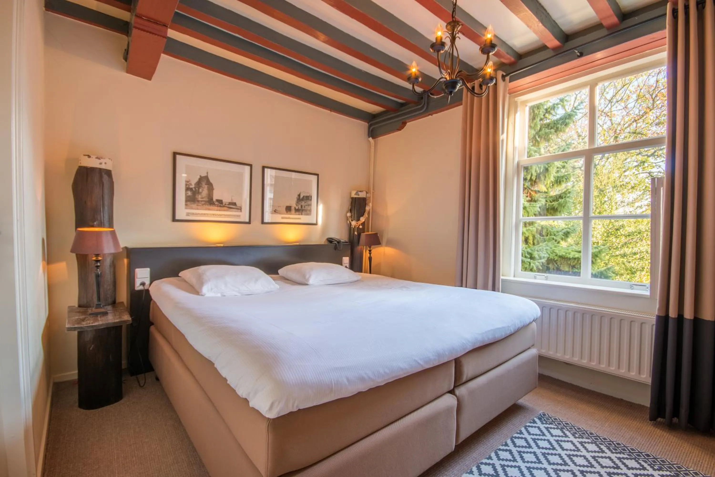 Photo of the whole room, Bed in Auberge de Campveerse Toren