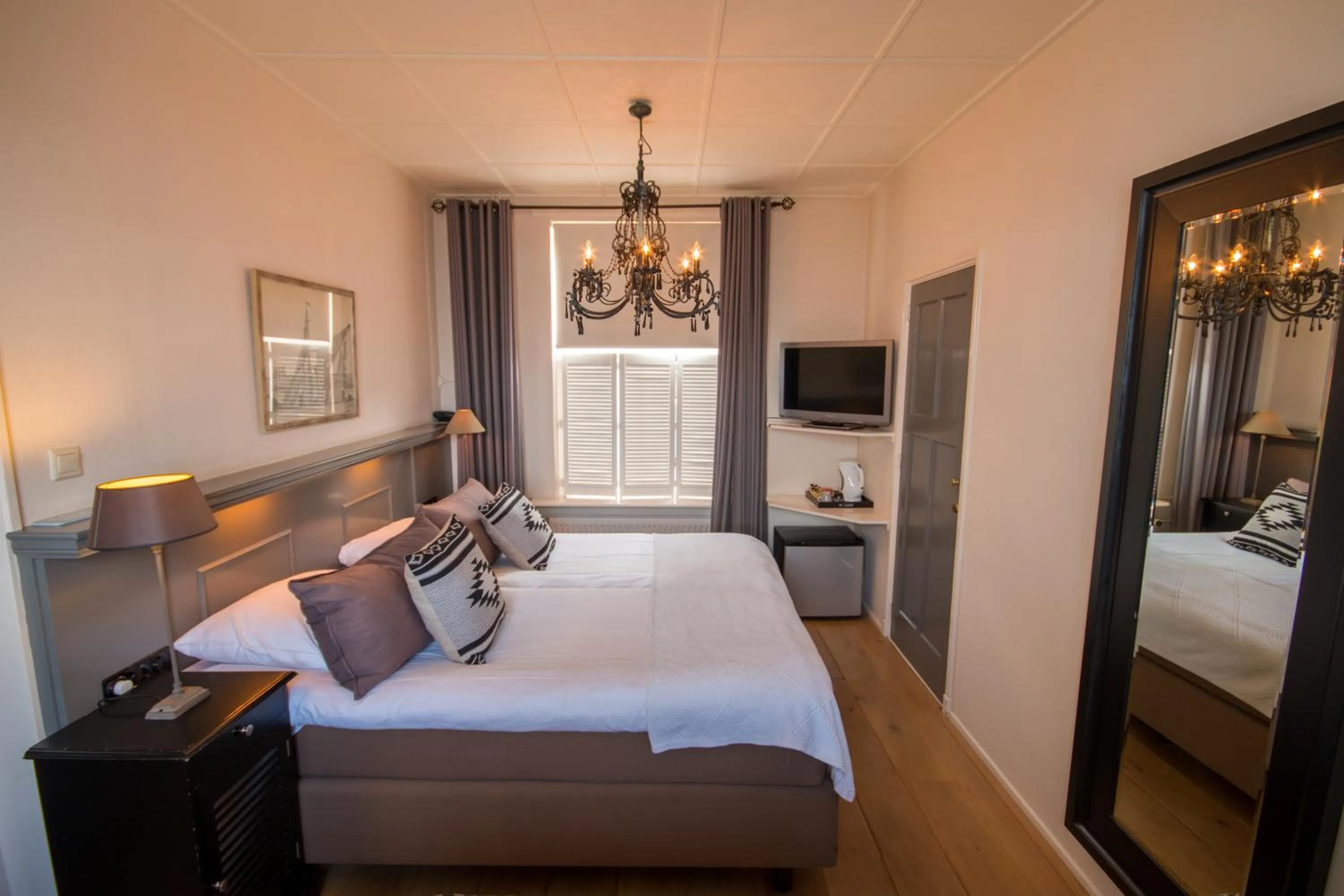 Photo of the whole room, Bed in Auberge de Campveerse Toren