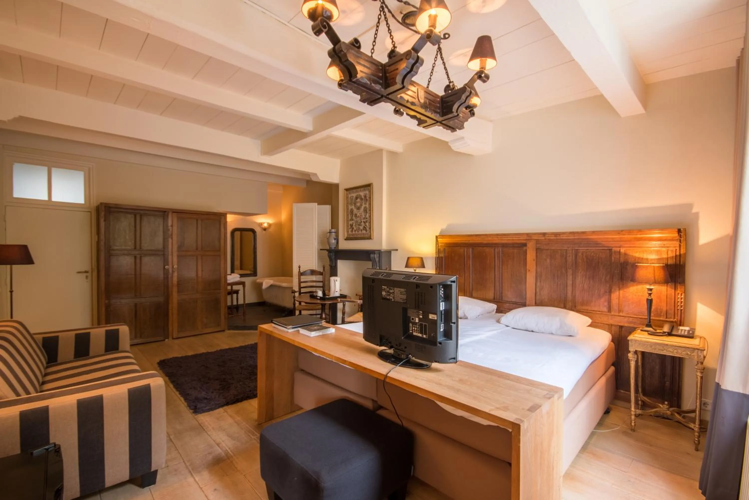 Bedroom, Bed in Auberge de Campveerse Toren