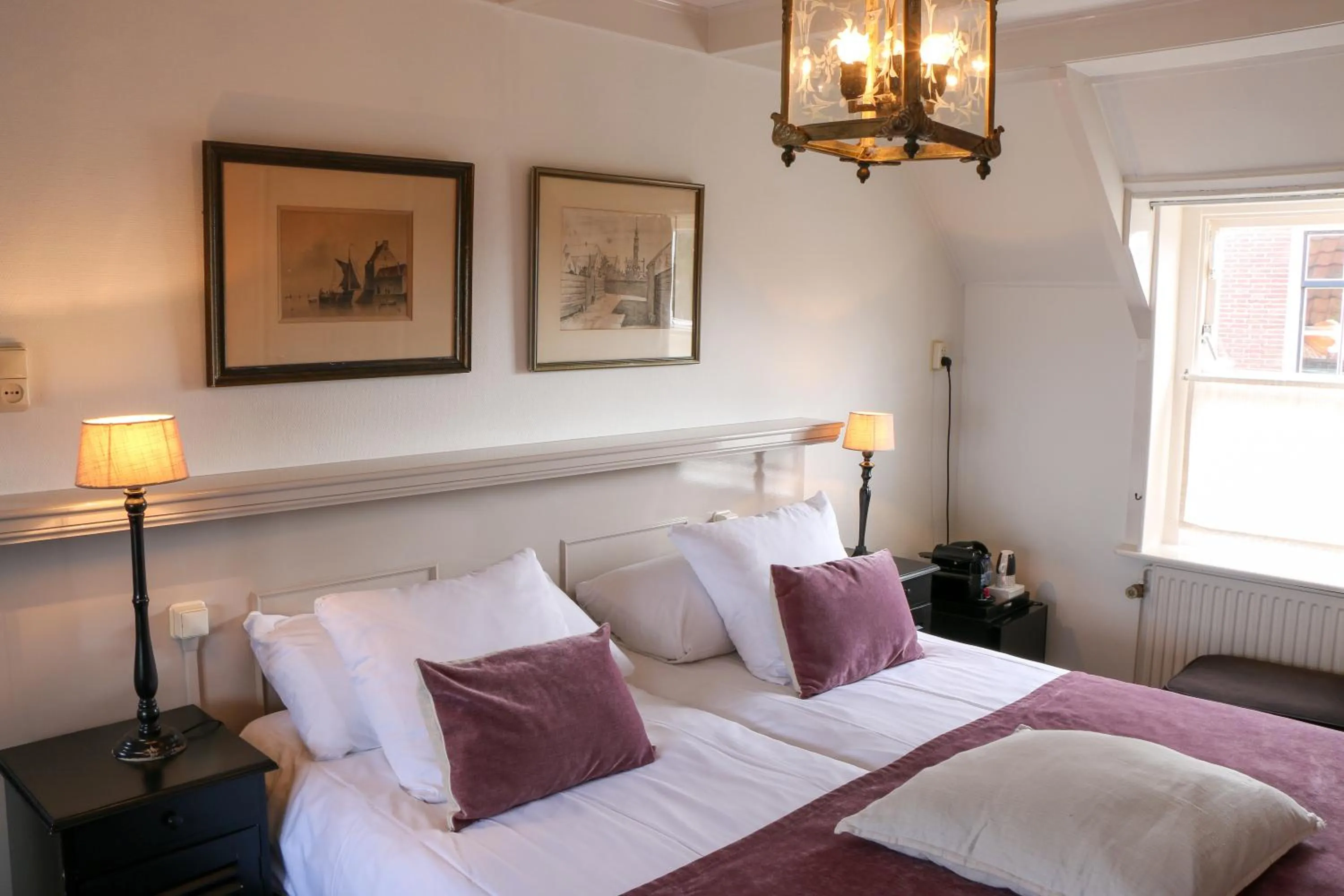 Photo of the whole room, Bed in Auberge de Campveerse Toren