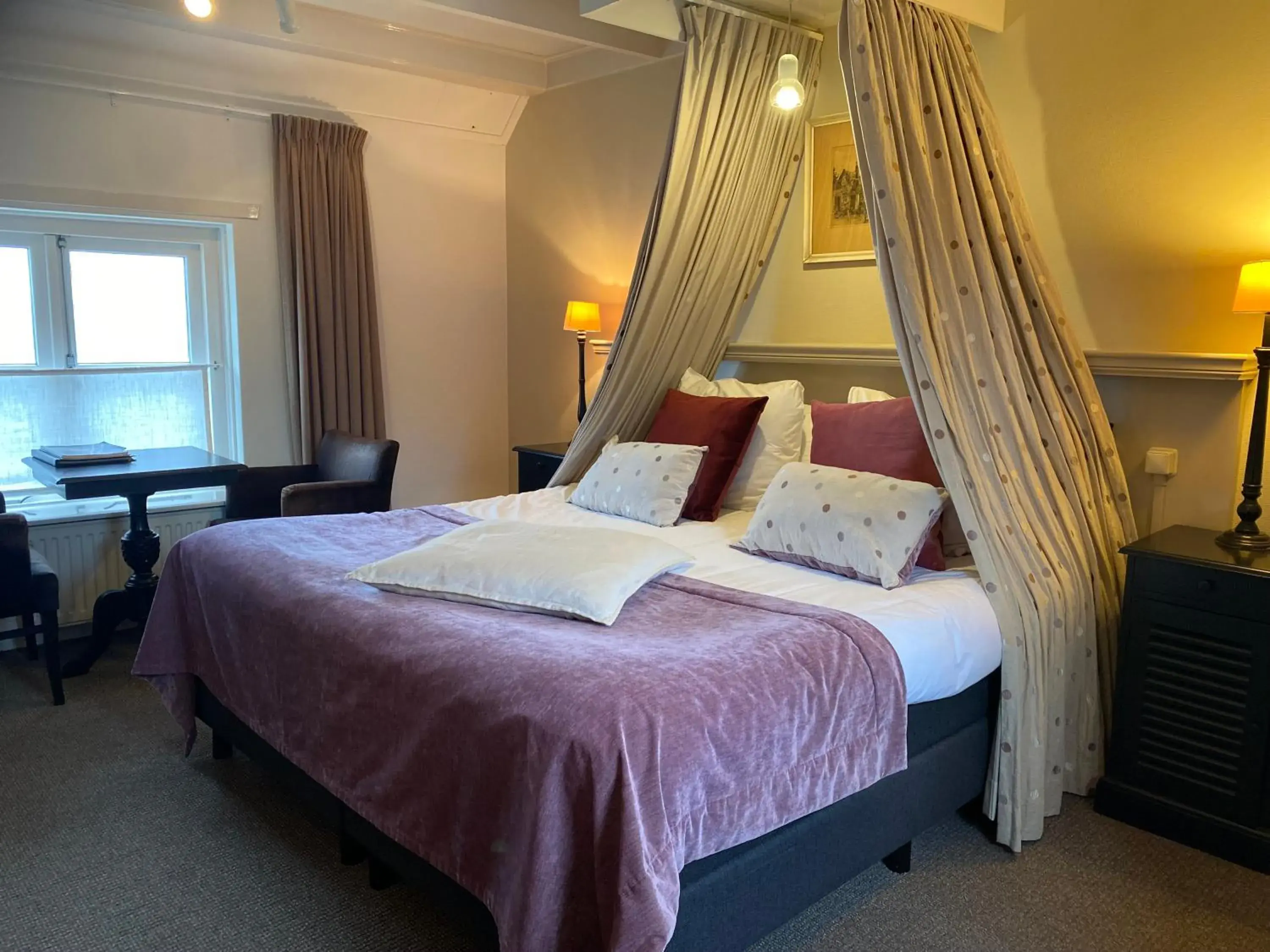 Romantic double Room (First floor, Harbor view) in Auberge de Campveerse Toren Romantic double Room (First floor, Harbor view) in Auberge de Campveerse Toren