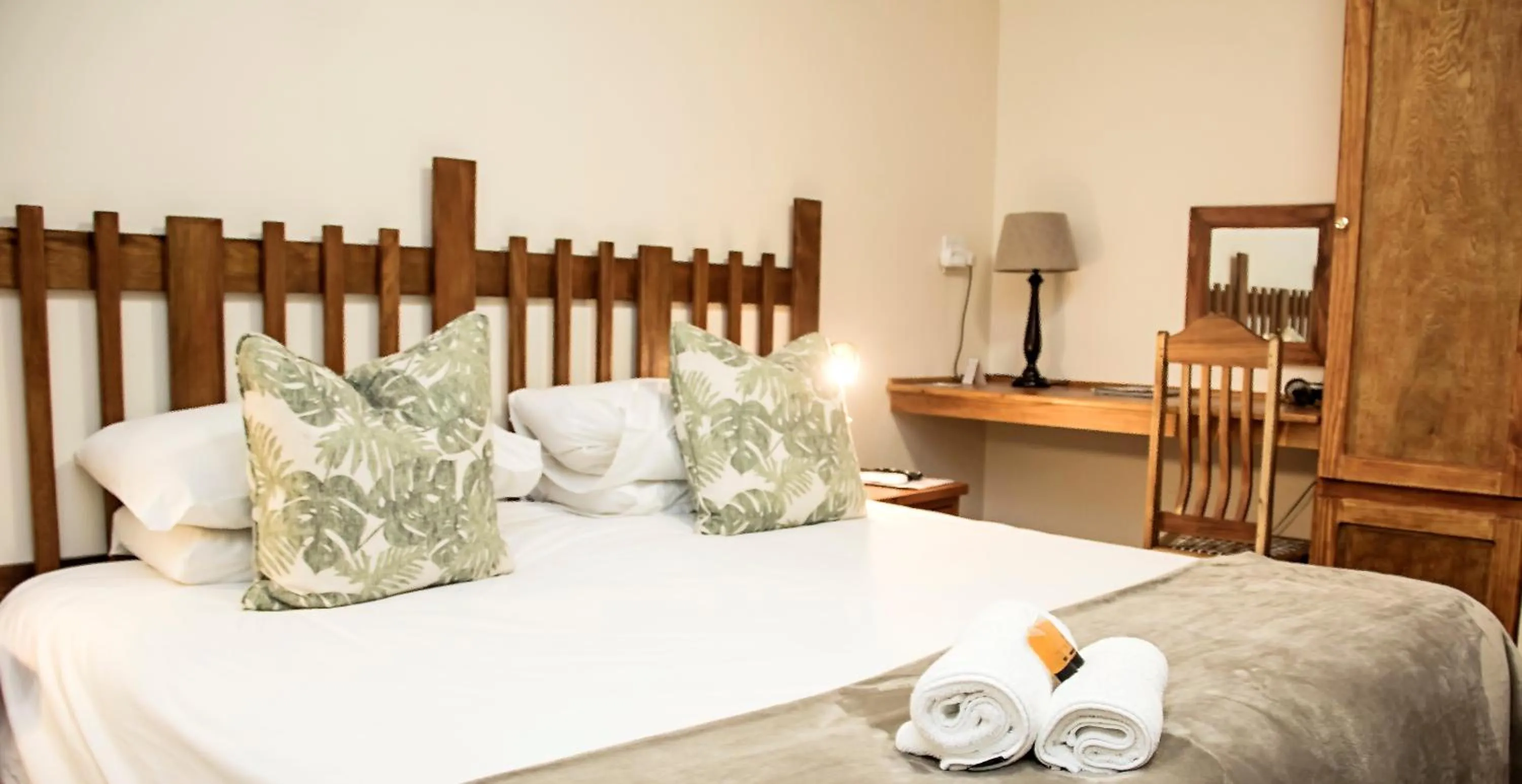 Bedroom, Bed in Matoppo Inn