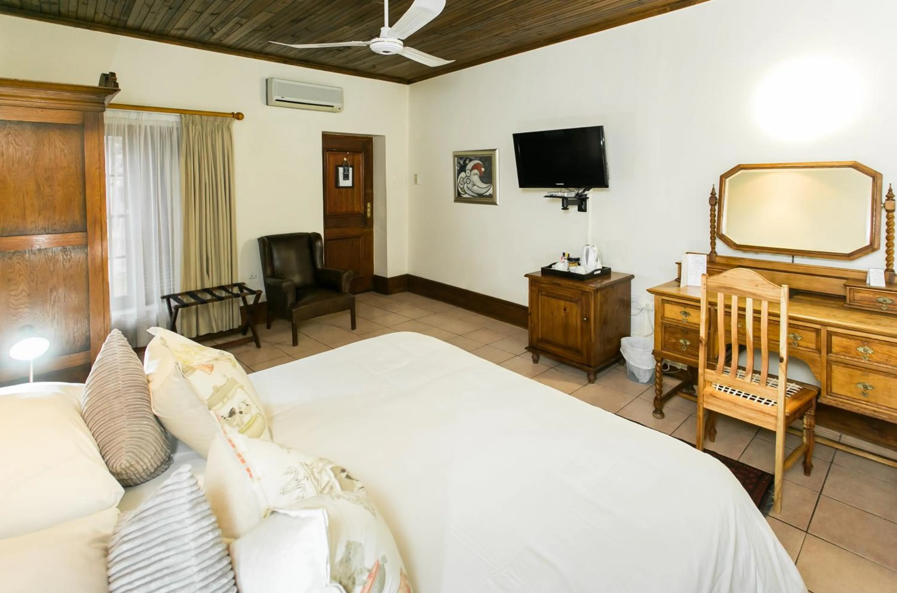 Photo of the whole room, Bed in Matoppo Inn