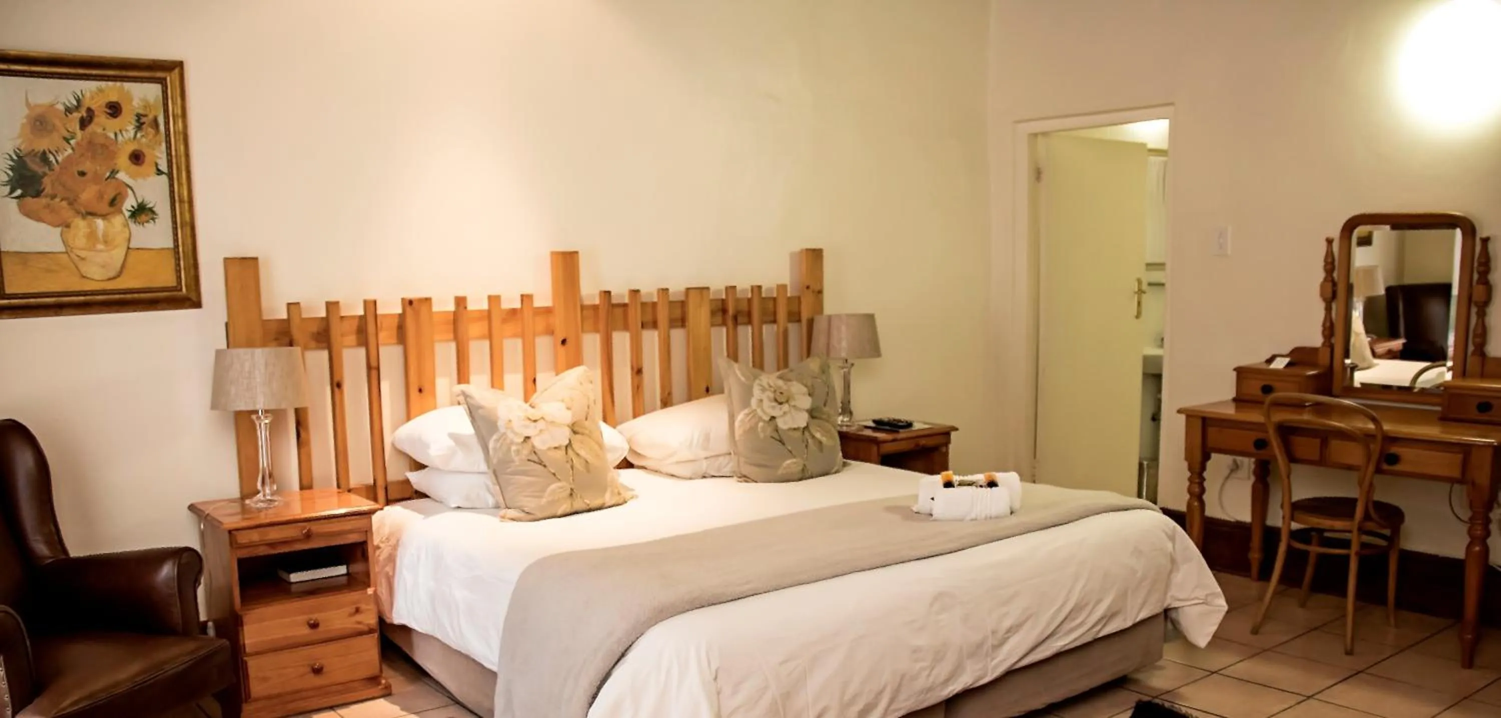 Photo of the whole room, Bed in Matoppo Inn