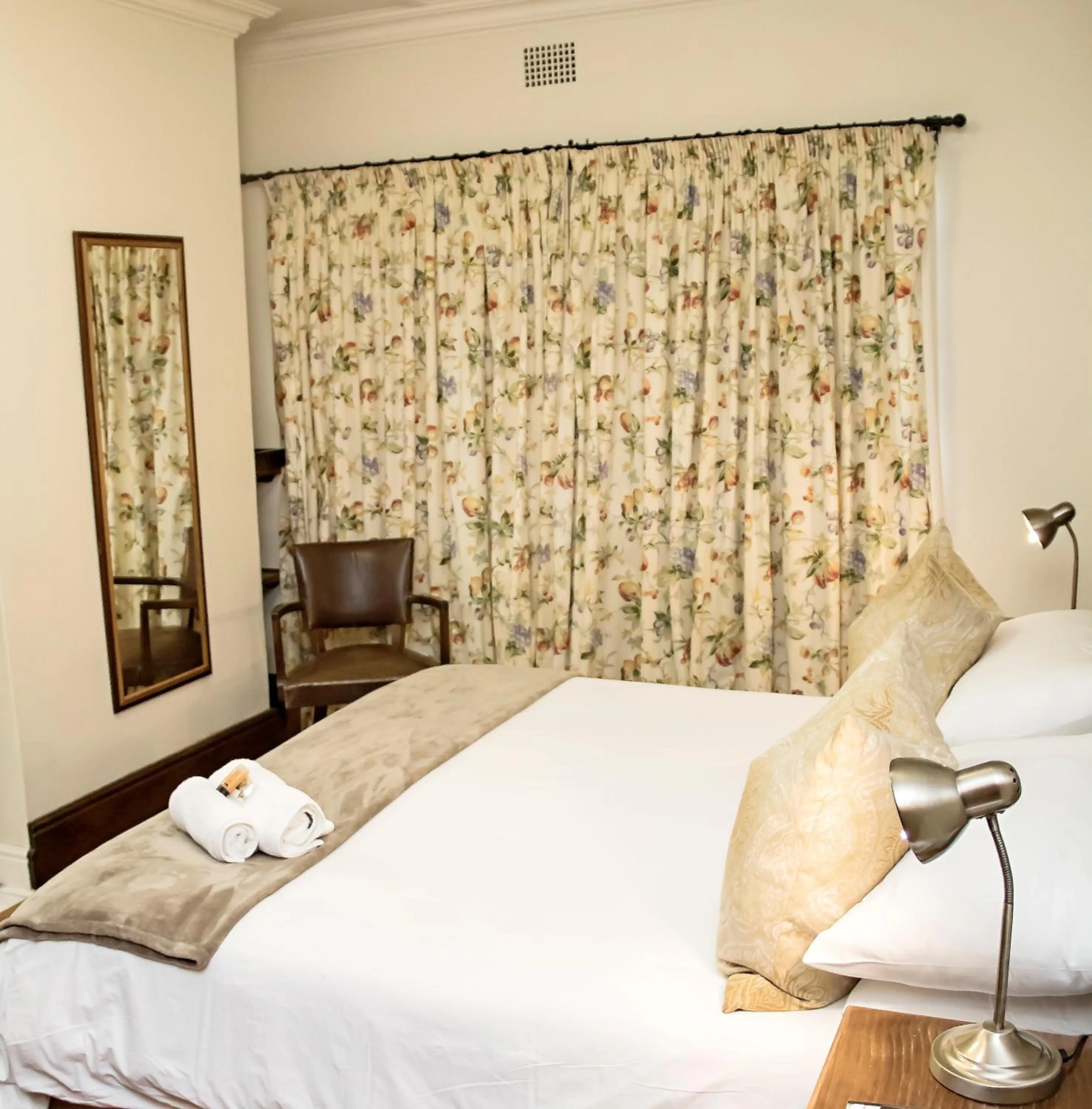 Bedroom, Bed in Matoppo Inn