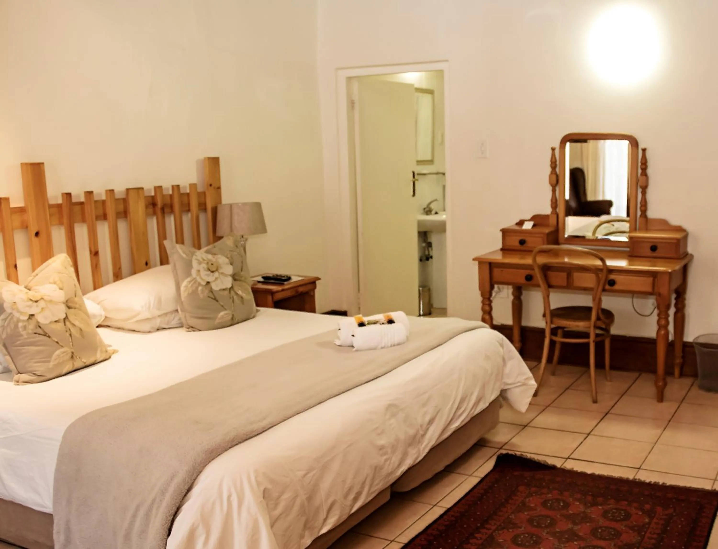 Photo of the whole room, Bed in Matoppo Inn