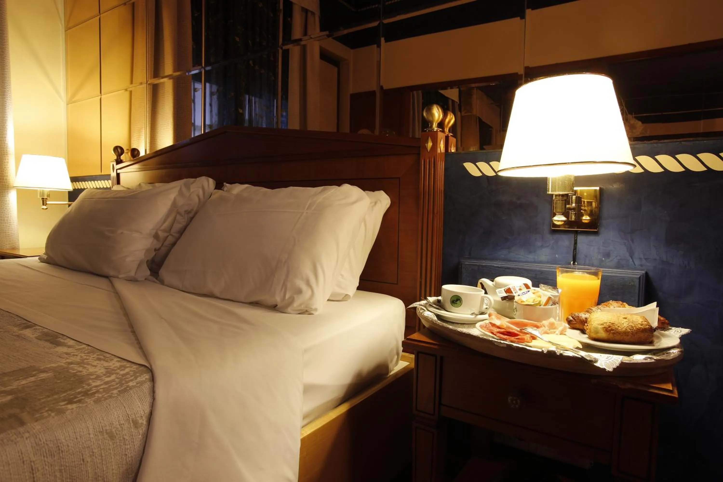 Breakfast, Bed in Hotel City Legnano