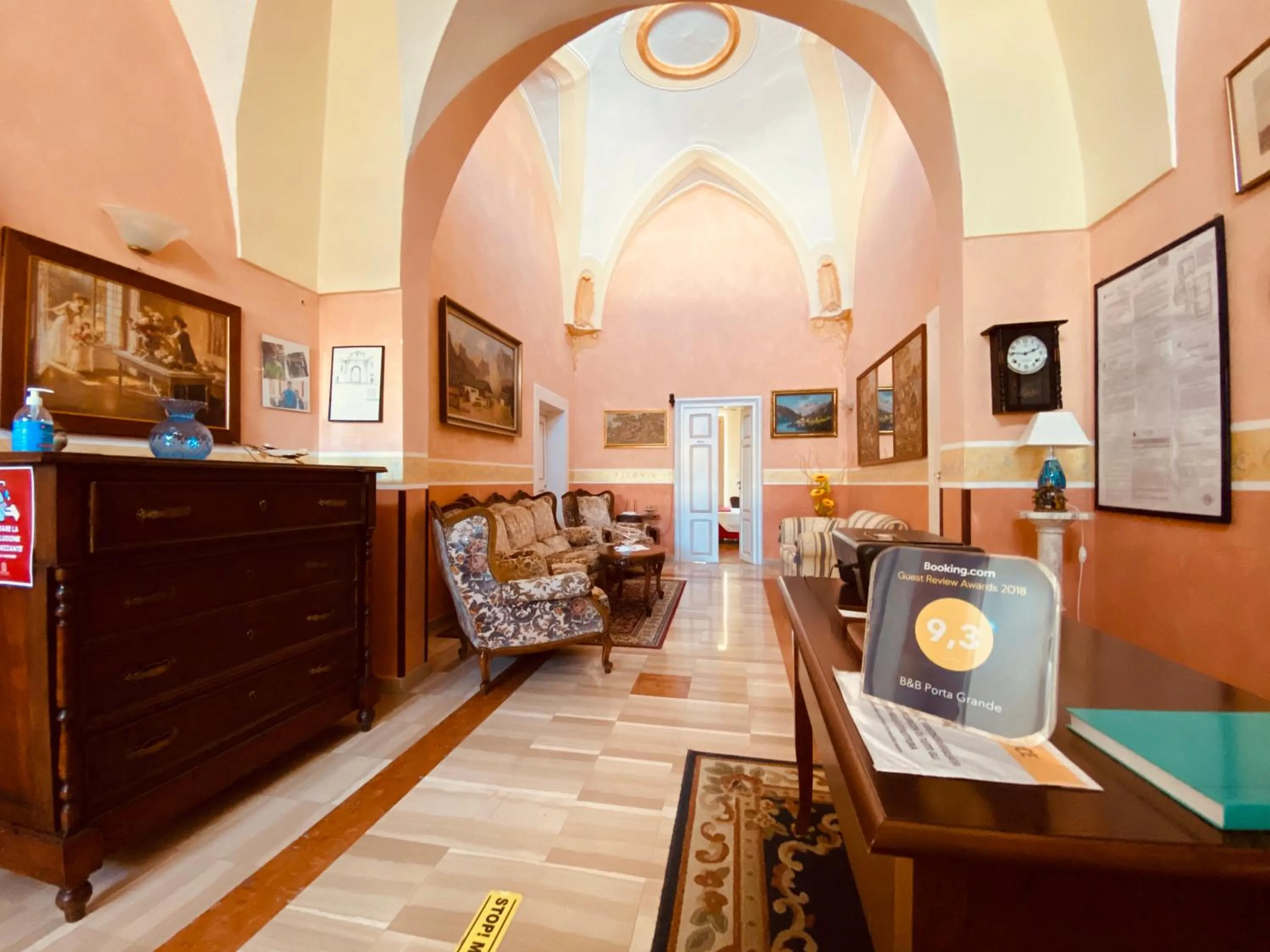 Communal lounge/ TV room in B&B Porta Grande