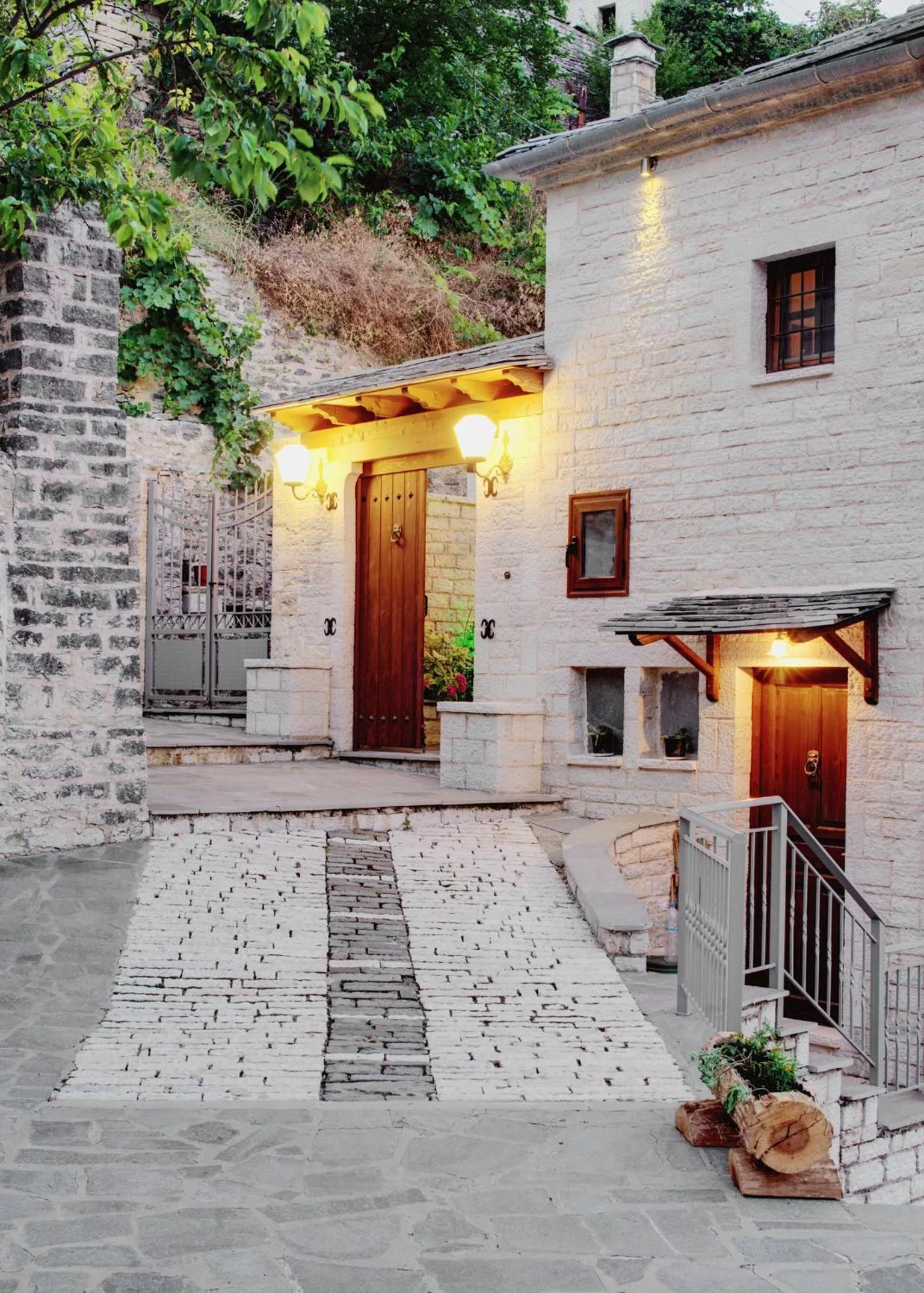 Facade/entrance in Archontiko Evridikis