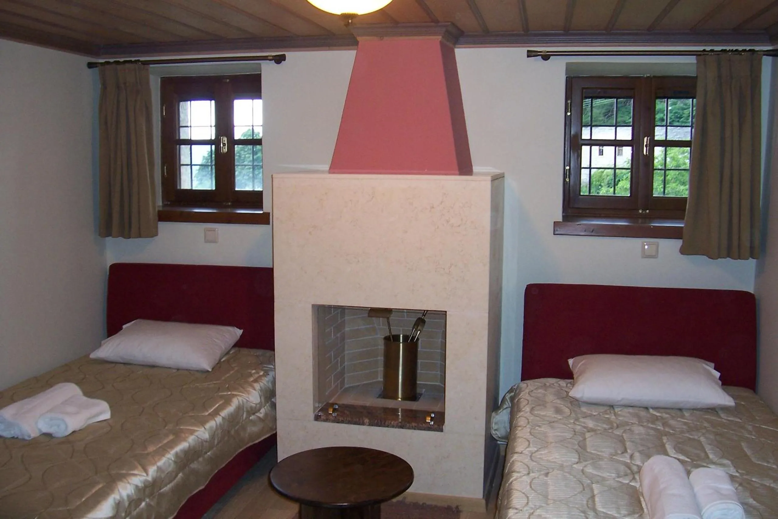 Photo of the whole room, Bed in Archontiko Evridikis