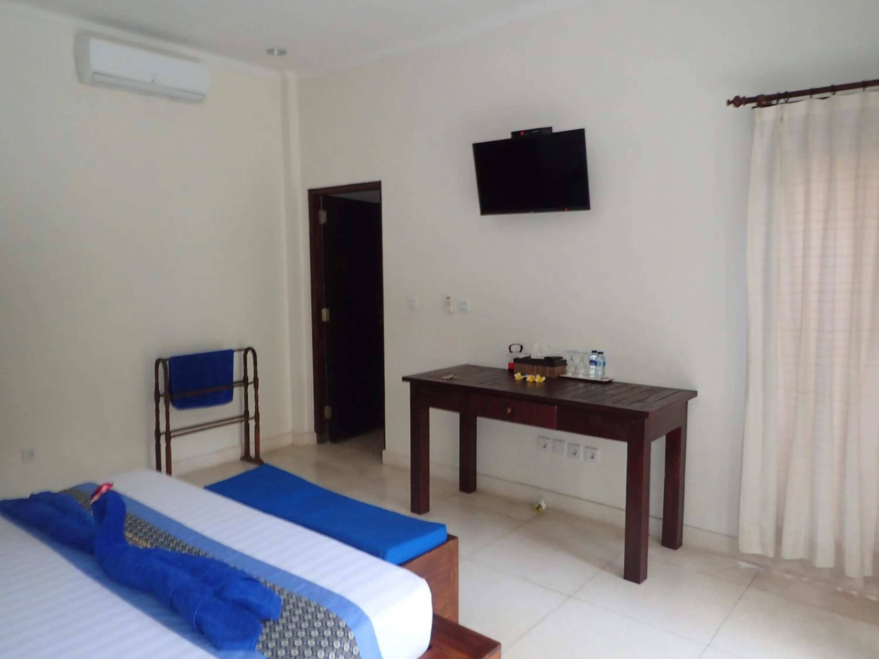 Communal lounge/ TV room, Bed in Alami Resort, Restaurant and Dive Center