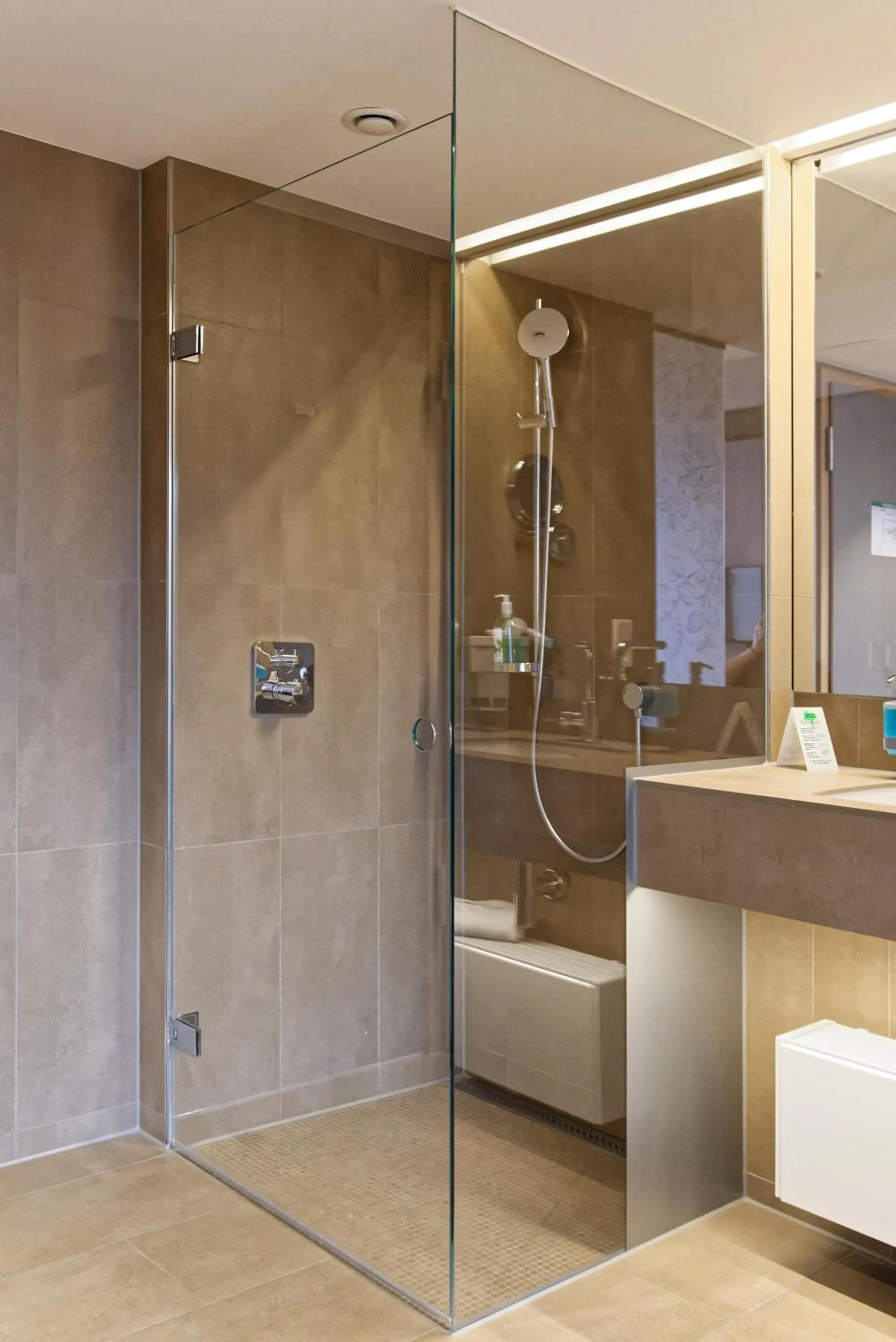 Shower in Hotel zur Malzmühle