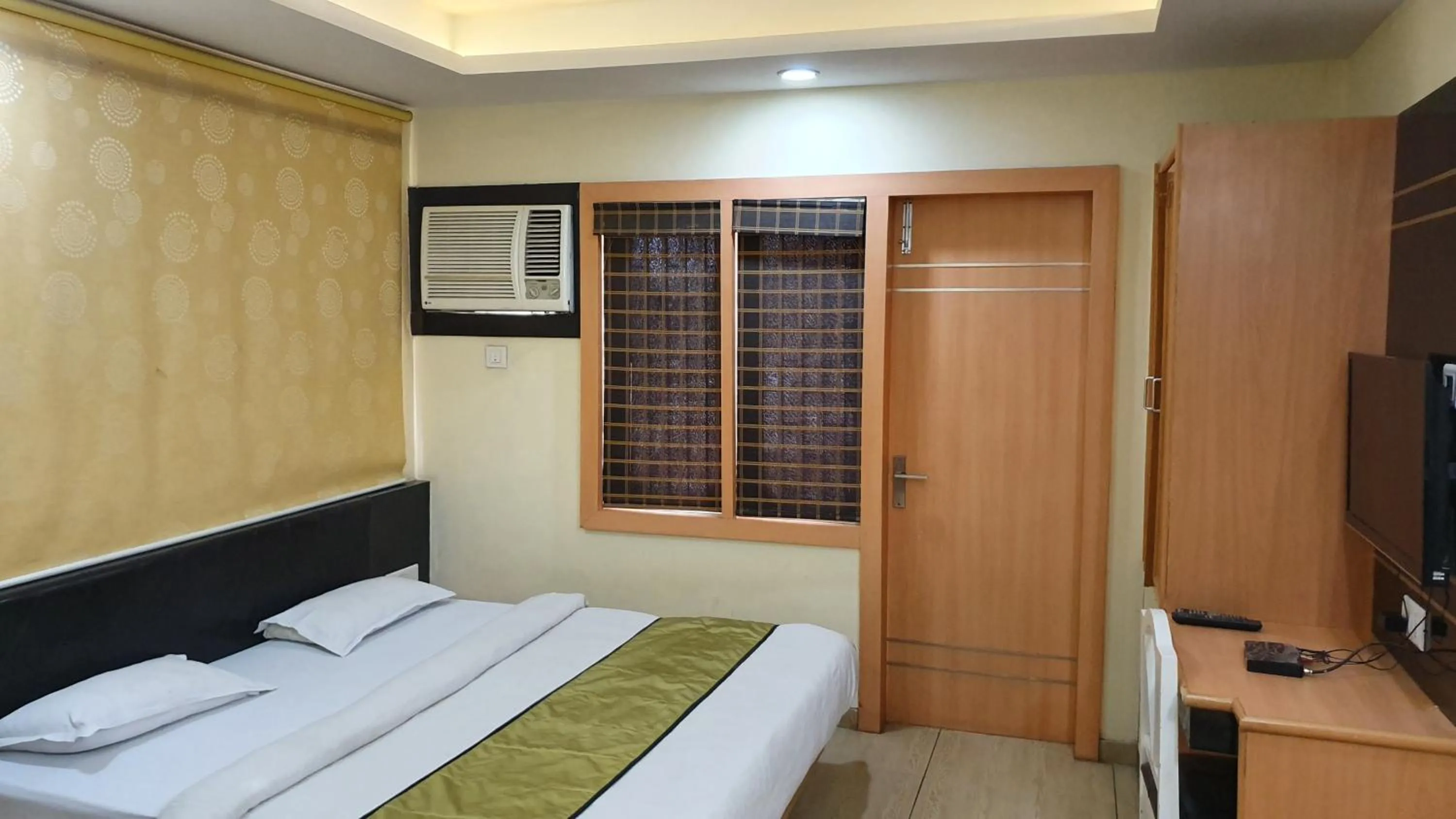 Balcony/Terrace, Bed in Hotel Ambassador