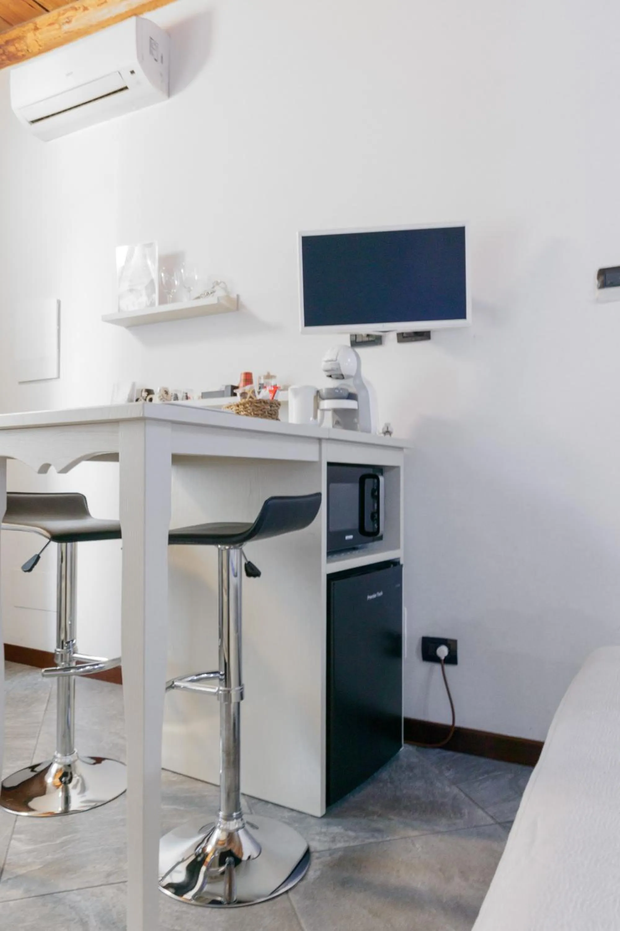 Dining area in CQ Rooms Verona