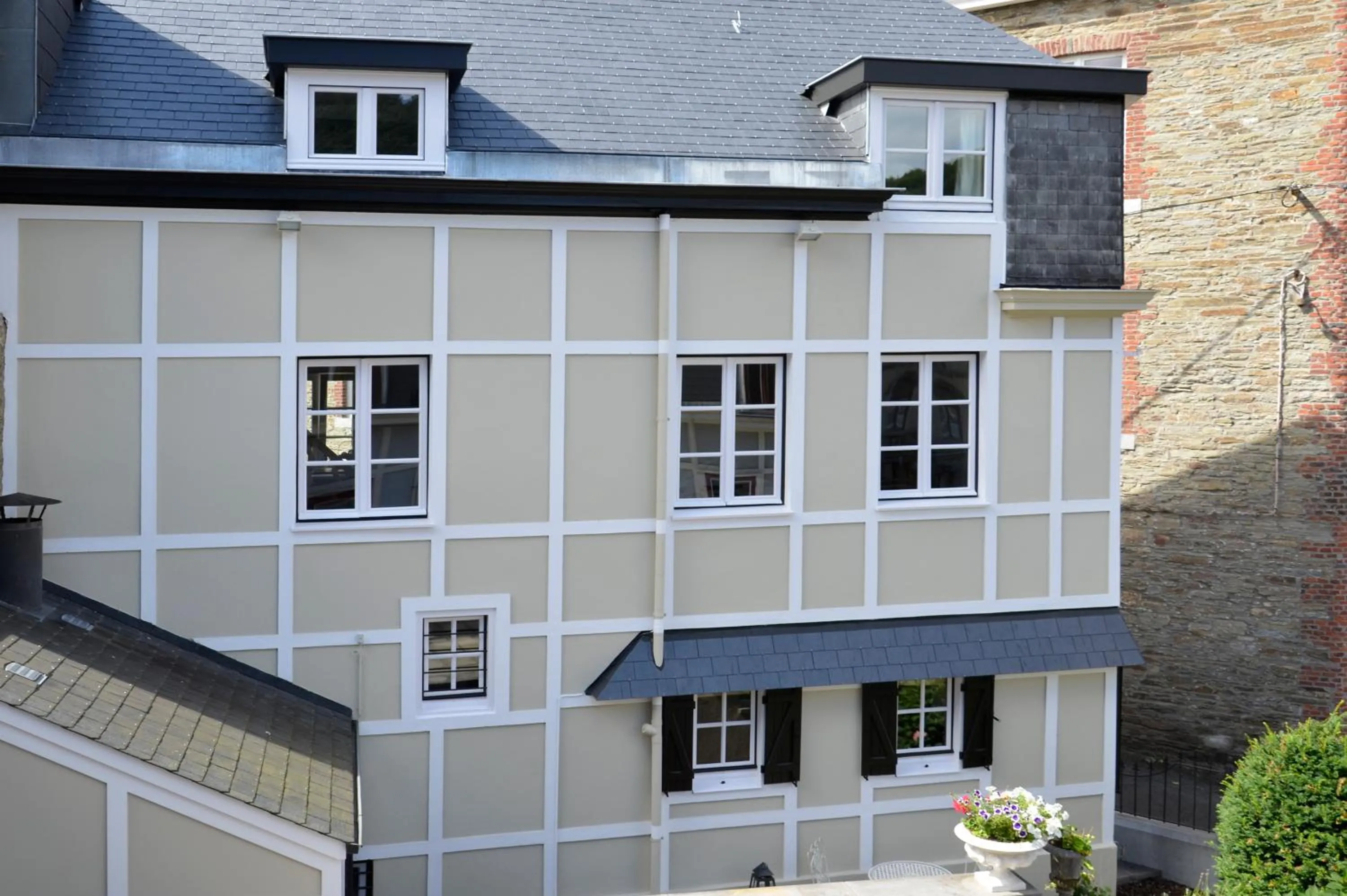 Facade/entrance in Le Petit Maur