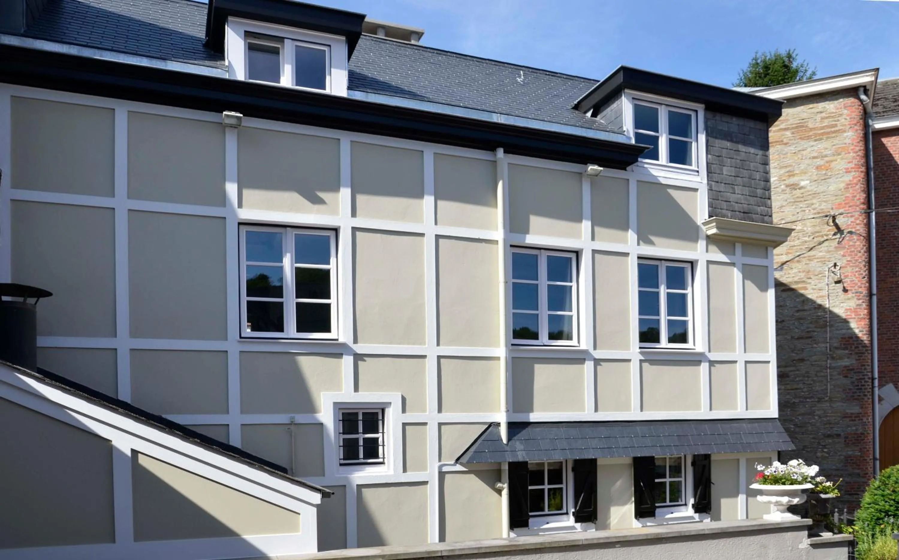 Facade/entrance in Le Petit Maur