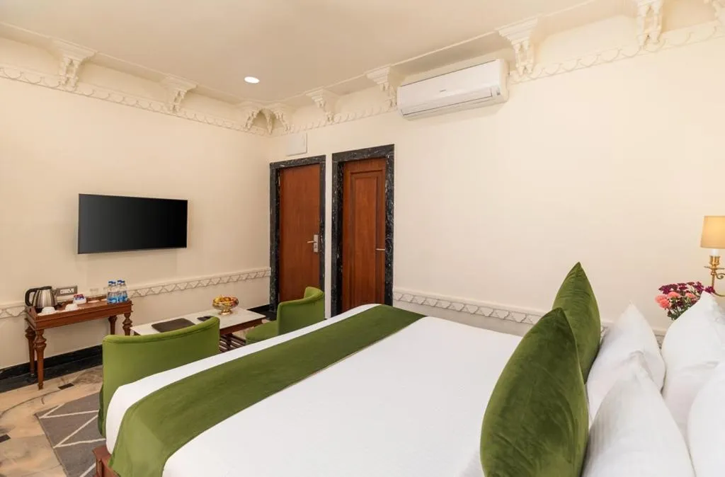 Bed in Chunda Haveli