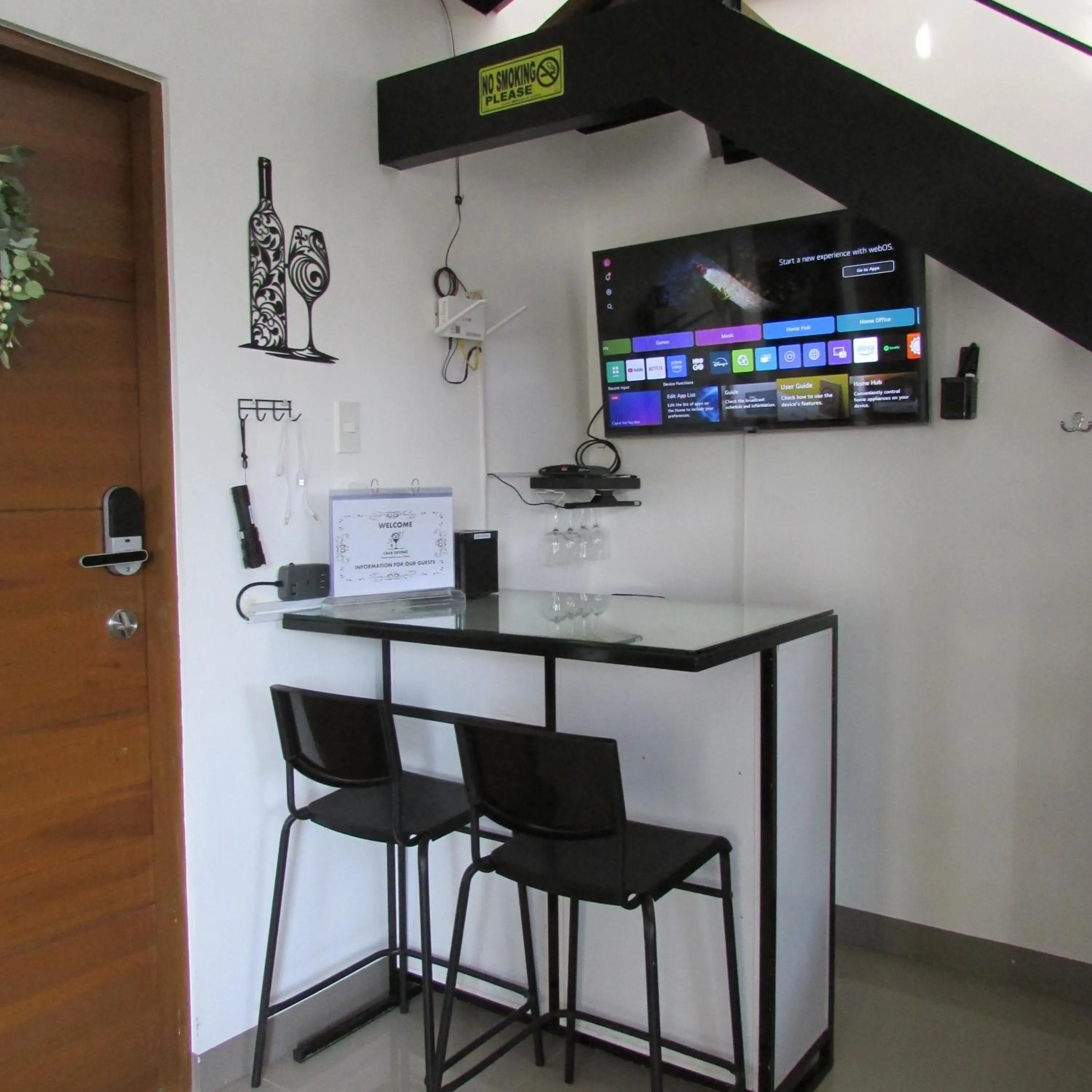 Lounge or bar in Casa Devino - Discover the Perfect Condo Getaway in Luxury, Netflix, Free Parking