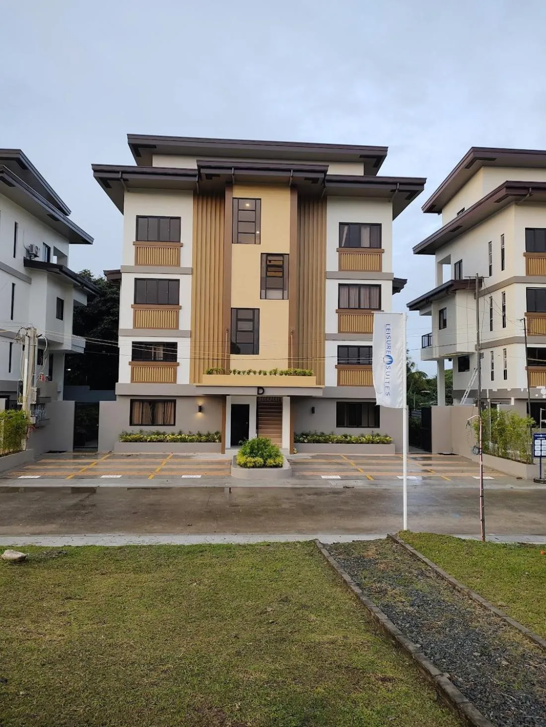 Property building in Casa Devino - Discover the Perfect Condo Getaway in Luxury, Netflix, Free Parking