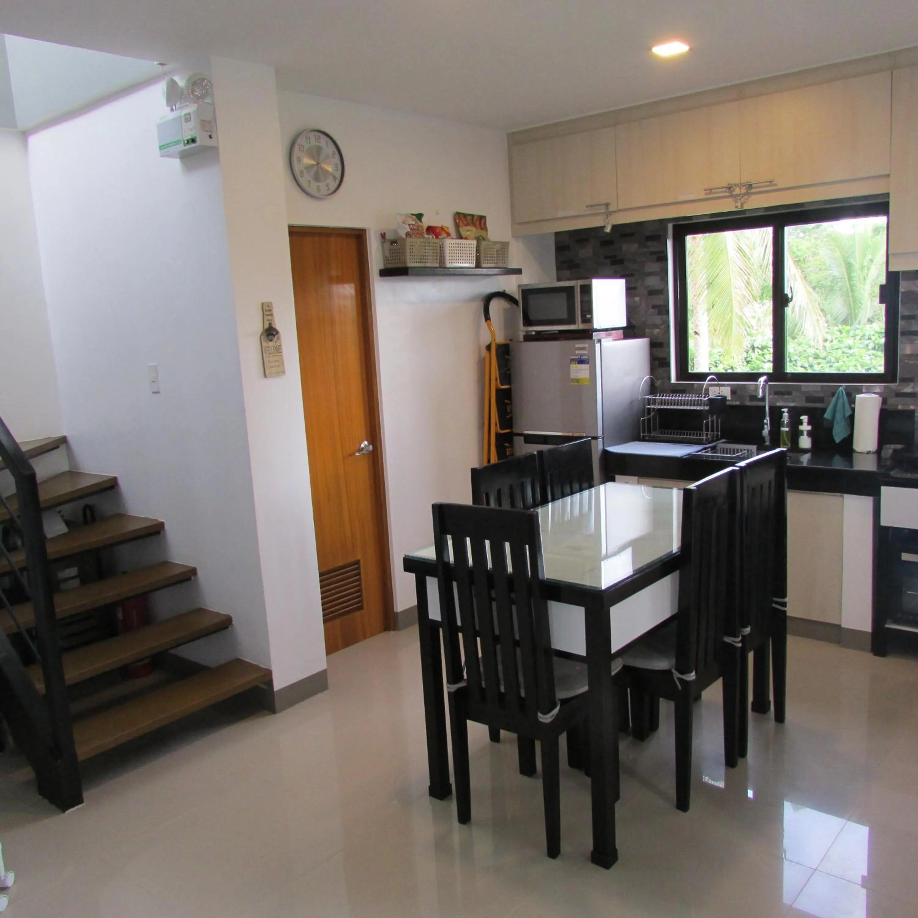 Kitchen or kitchenette in Casa Devino - Discover the Perfect Condo Getaway in Luxury, Netflix, Free Parking