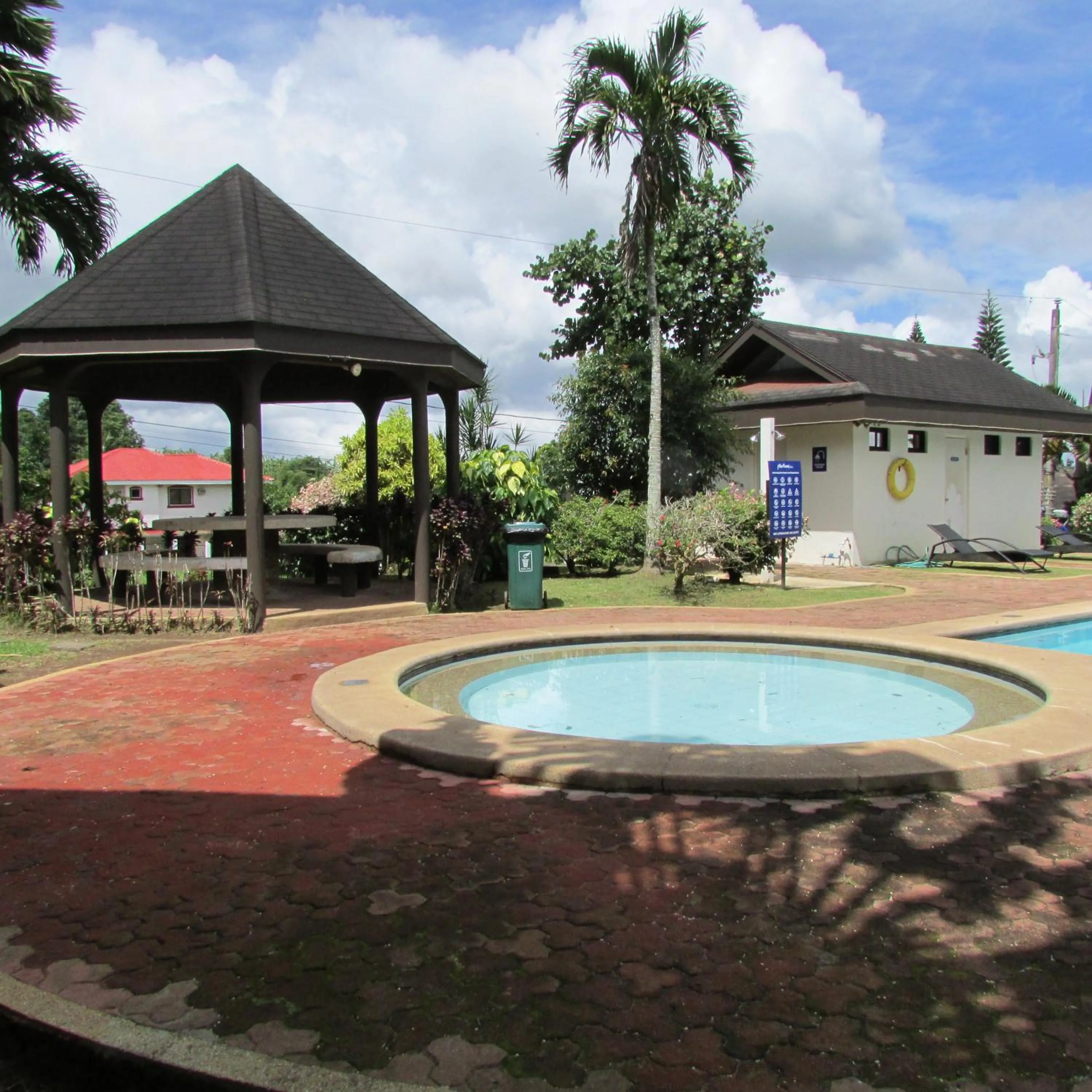 Swimming pool in Casa Devino - Discover the Perfect Condo Getaway in Luxury, Netflix, Free Parking