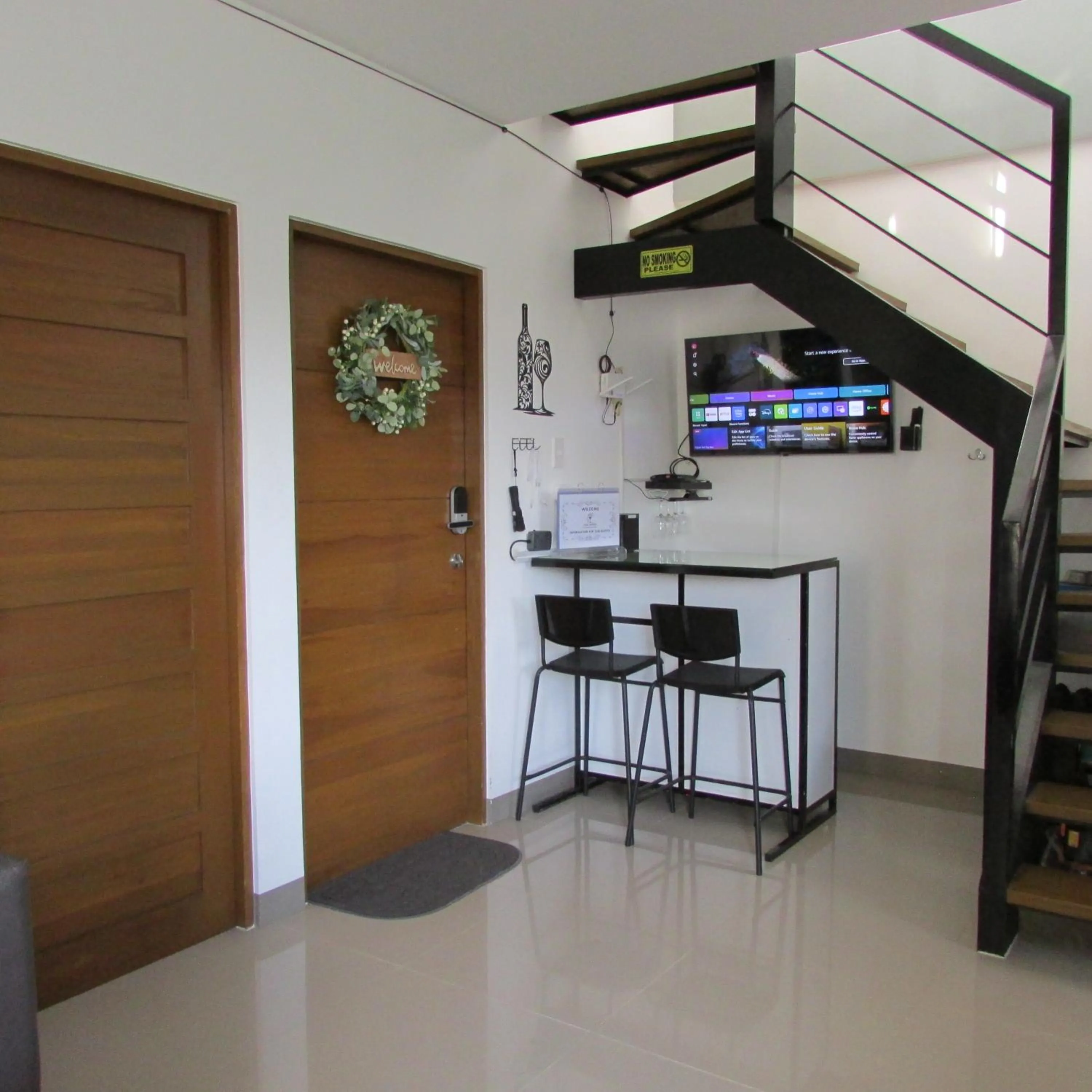 Lounge or bar in Casa Devino - Discover the Perfect Condo Getaway in Luxury, Netflix, Free Parking