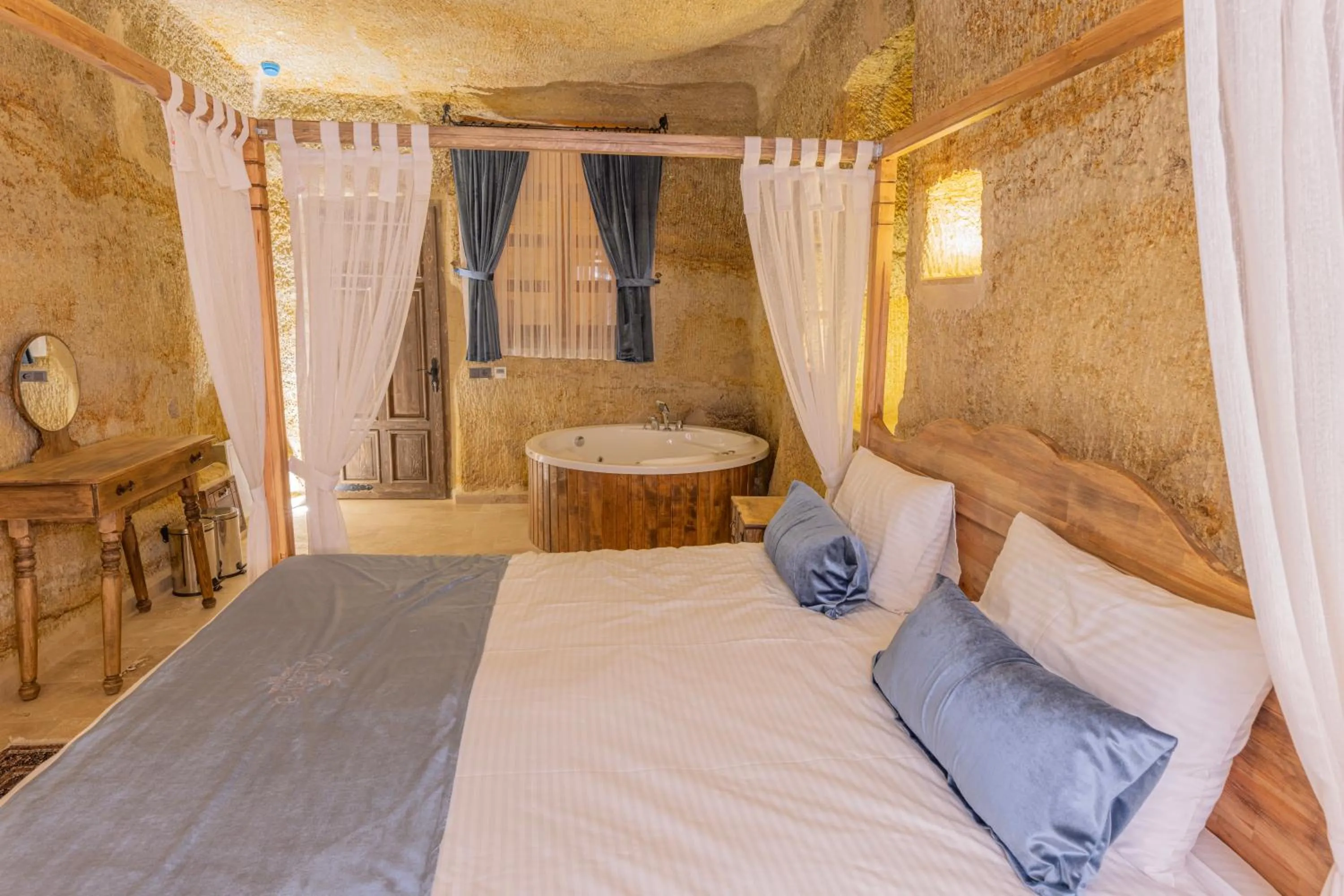Hot Tub, Bed in Chakra Special Caves