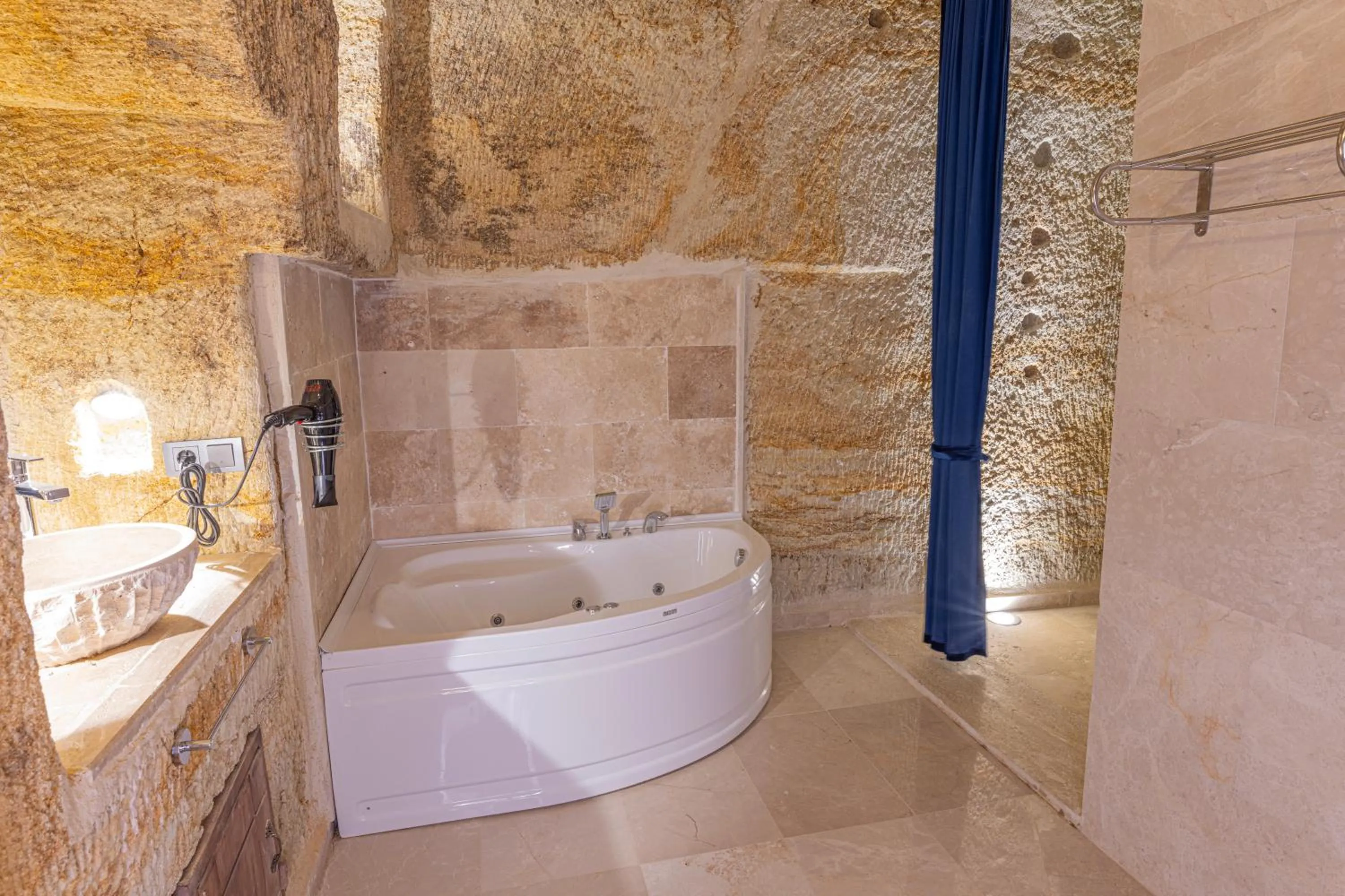 Hot Tub in Chakra Special Caves