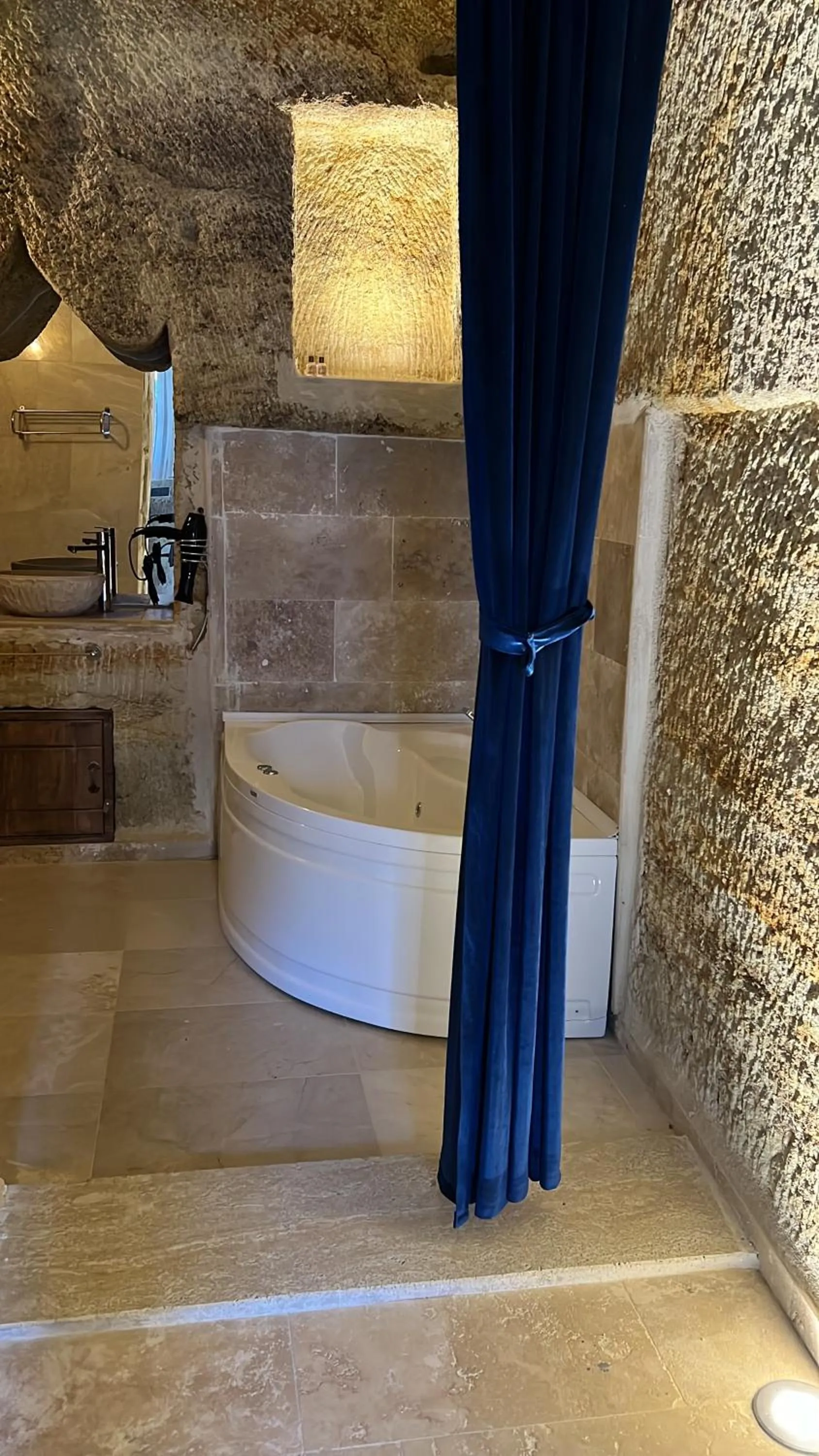 Hot Tub in Chakra Special Caves