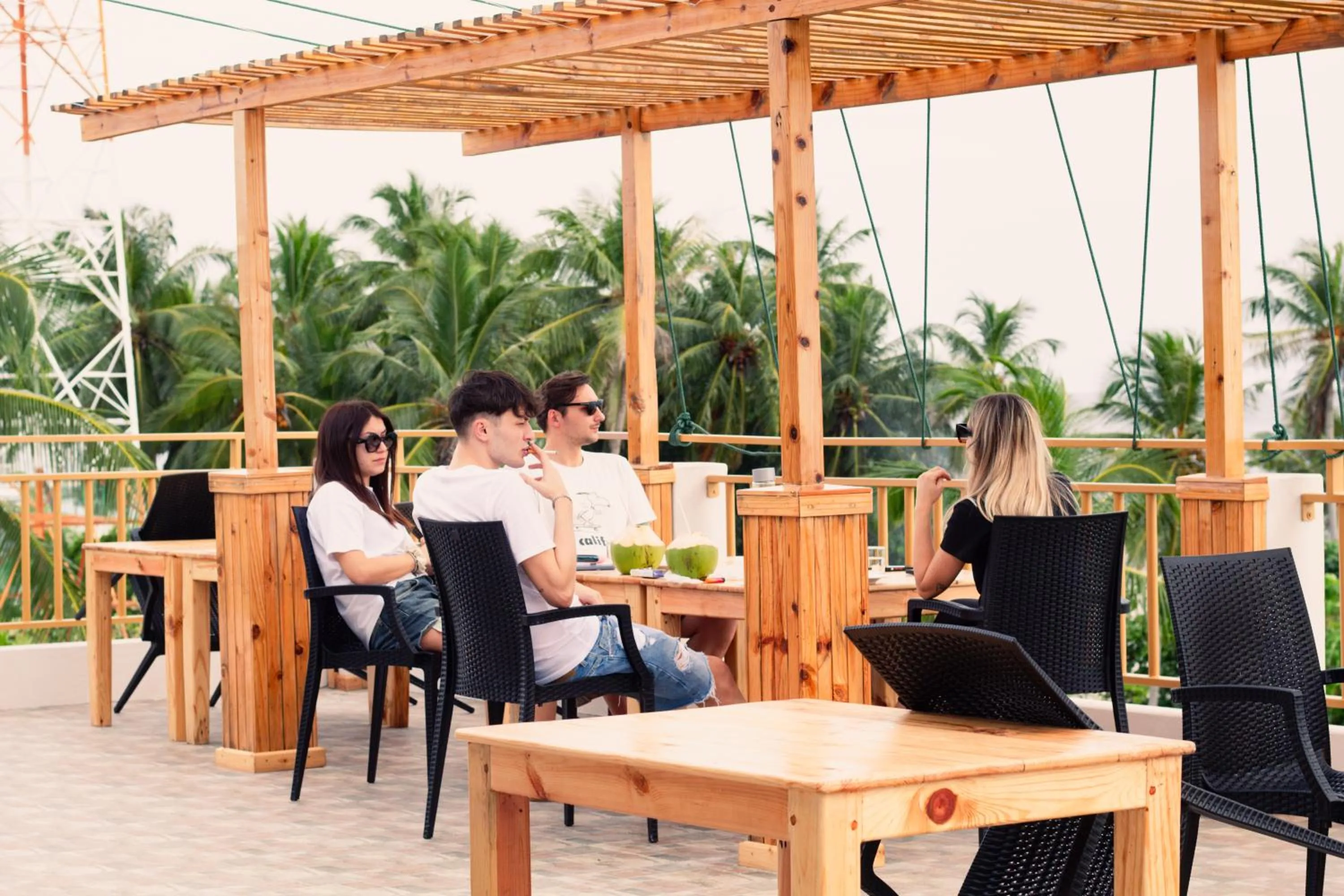 Restaurant/places to eat in Manta Sea View Himandhoo